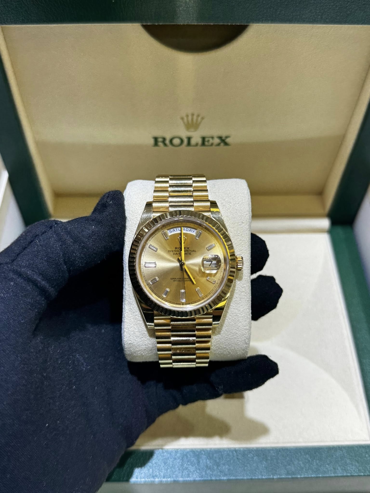 May be an image of wrist watch and text that says 'W ROLEX SATE TEI RDAY 20 O یح Nm C'