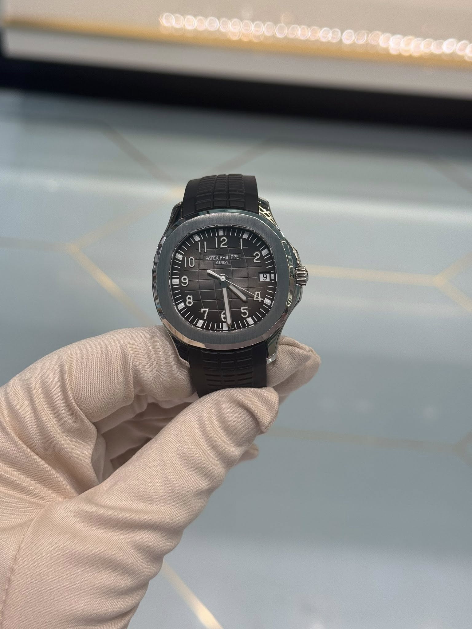 May be an image of wrist watch and text that says 'လလ 2 PATEKPIEL YEKP 10 2 و 9트 8 4 5 7 E 2'