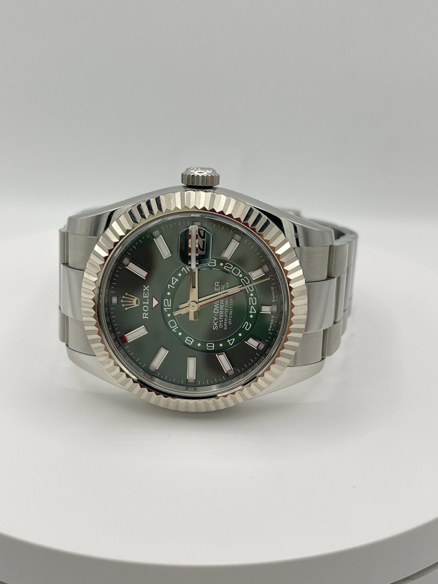 May be an image of wrist watch and text that says '3 20 ב •24. a 4 E0 ROL 12 ROLEX EX 10 00 Y-DW SS D 10'