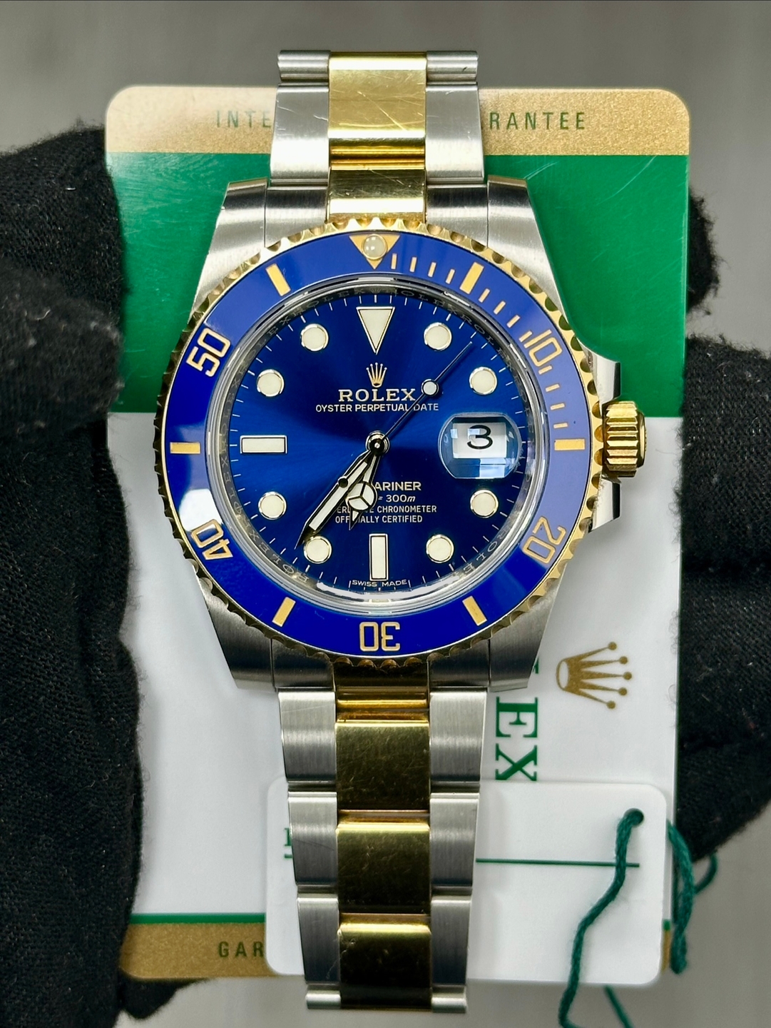 May be an image of wrist watch and text that says 'INTE RANTEE 50 ROLEX EX ROI OYSTERPERPETUAL/D PERPETU OYSTER ERPETUAL/D JAL DATE 10 3 ARINER -300M HRONOMETE TER OFF HALL ALLY…
