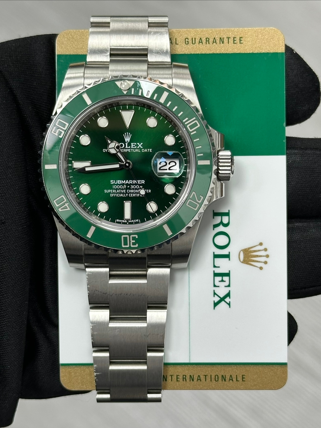 May be an image of wrist watch and text that says 'GUARANTEE 50 oY I LEX EX ERPE TUAL DATE 10 22 SUBMARINER ER 10000= MDAN 300 SUPERLATI SUPER ATRIE OFFICIALLY CERTIE CERTIF ER…