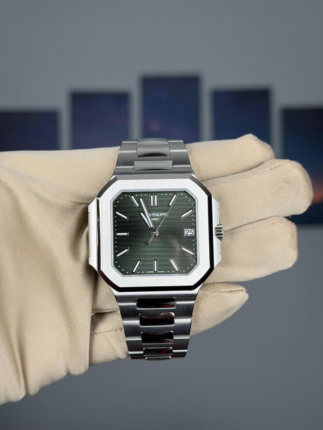 May be an image of digital watch and text that says '1 / ١ 三 PHILIPP HILI 25 / ADE+ ١'