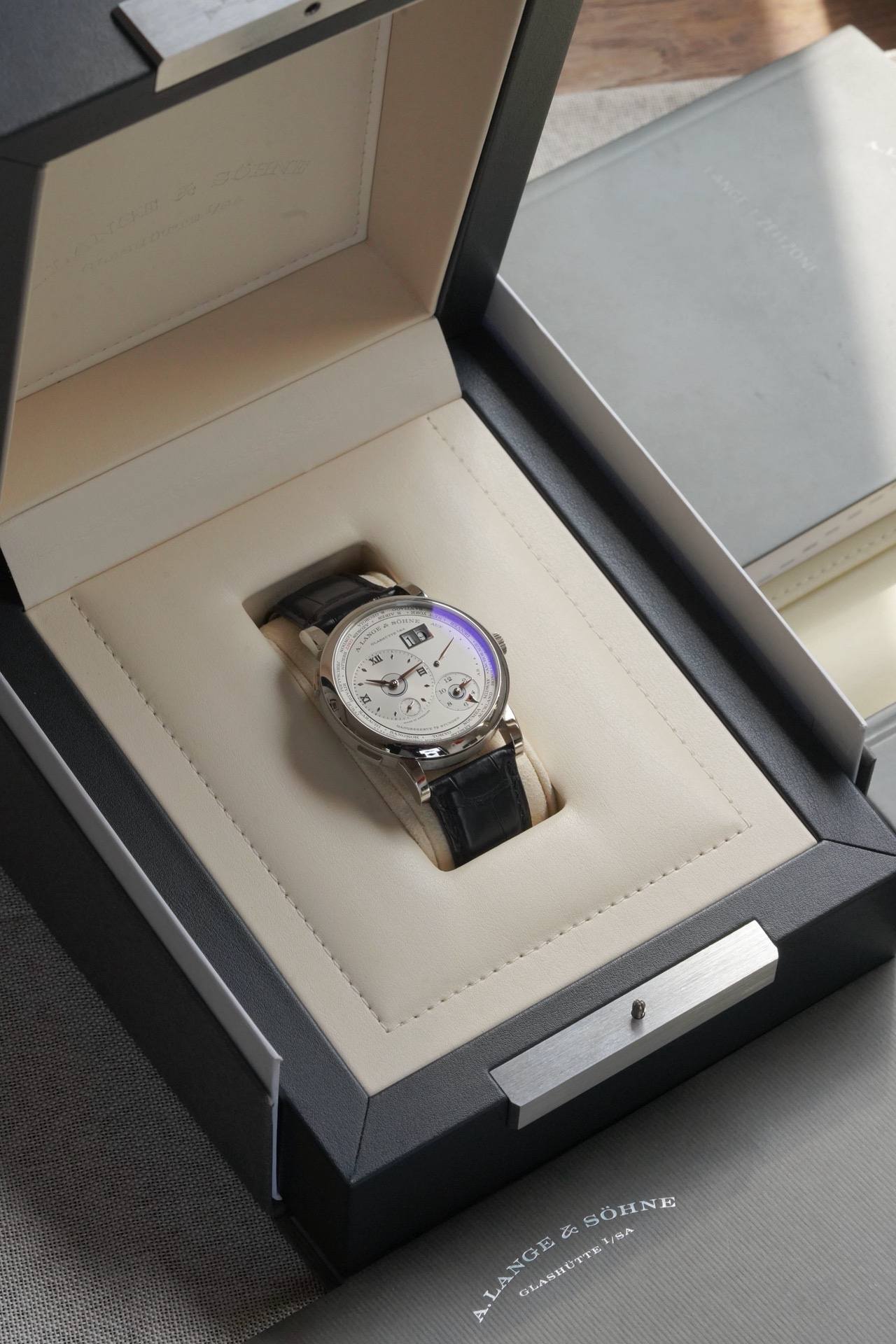 May be an image of wrist watch and text that says '있요 E ' 2 H H SOHN N E ALANGR ALANGE& GLASEOTTE E I8A SOHNE A GLASHUTTE ባንን'