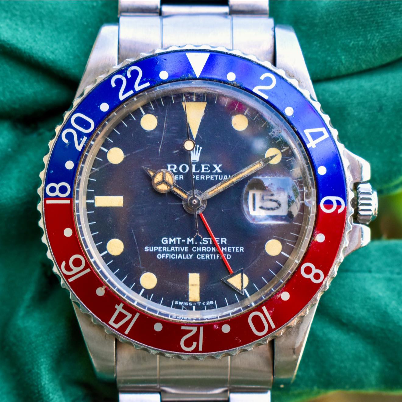 May be an image of wrist watch and text that says '22 20 2 ነክ ROLEX ER PERPETUA! 18 9 GMT-M..STER GMT- M..ST STER ER SUPERLATIVE SUPE CHRON CHRONOM METER OFFICIALLY CERTIF D…