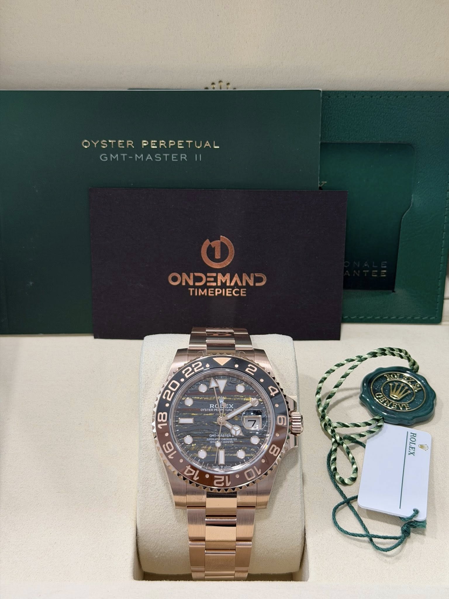 May be an image of wrist watch and text that says 'OYSTER OYSTERPERPETUAL PERPETUAL GMT-MASTER|I OYTAL GMT TIMEPIECE 2 4 ခေငေ ROLEX BEX AarEa N 6 ウ 8 12 10 OLE ROLEX'