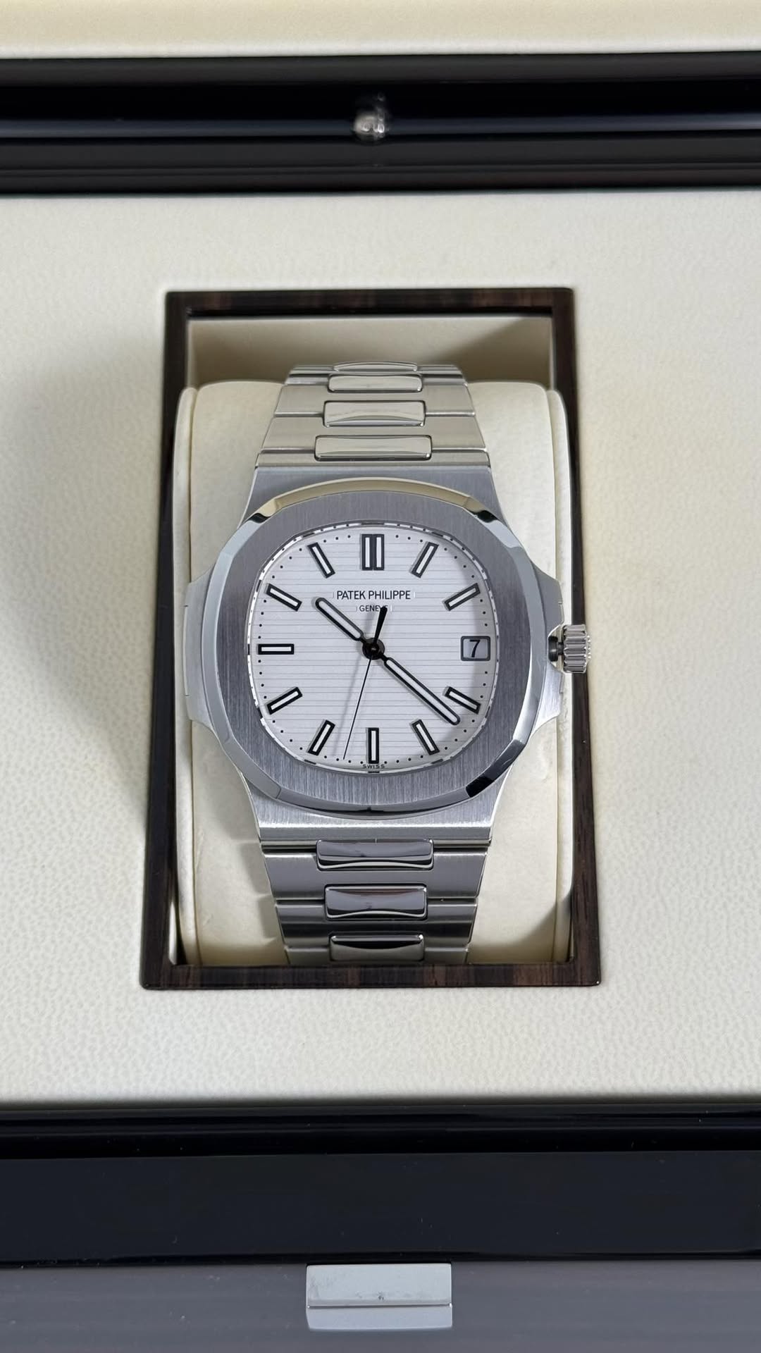 May be an image of wrist watch and text that says '١ II I I pTeK ATEKPHILIPPE ILIPPE PPE 1 = - ١ I I'