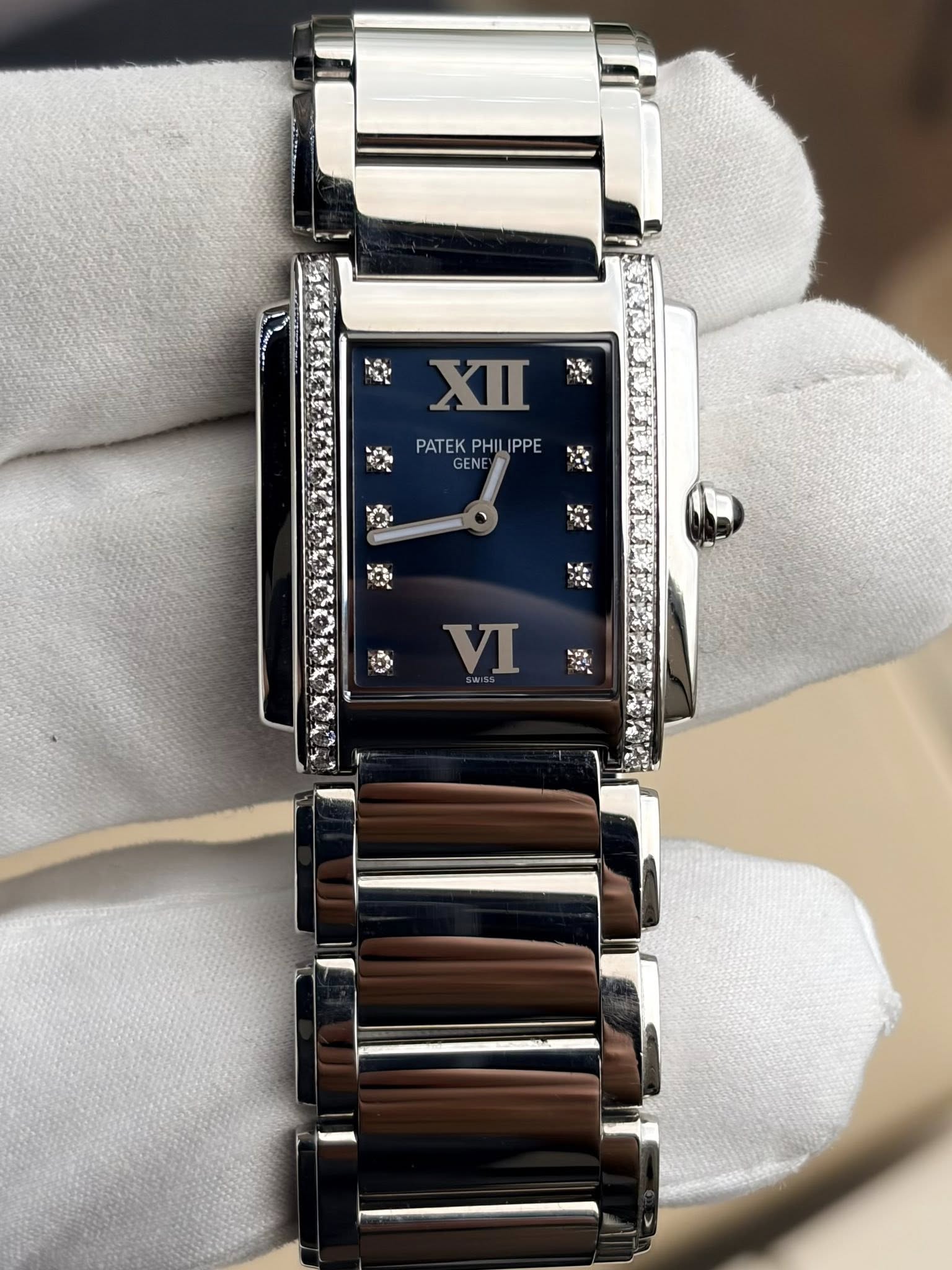 May be an image of wrist watch and text that says 'XII PATEK PHILIPPE PATEKPHILIPPE PHI IPPE GEN VI'
