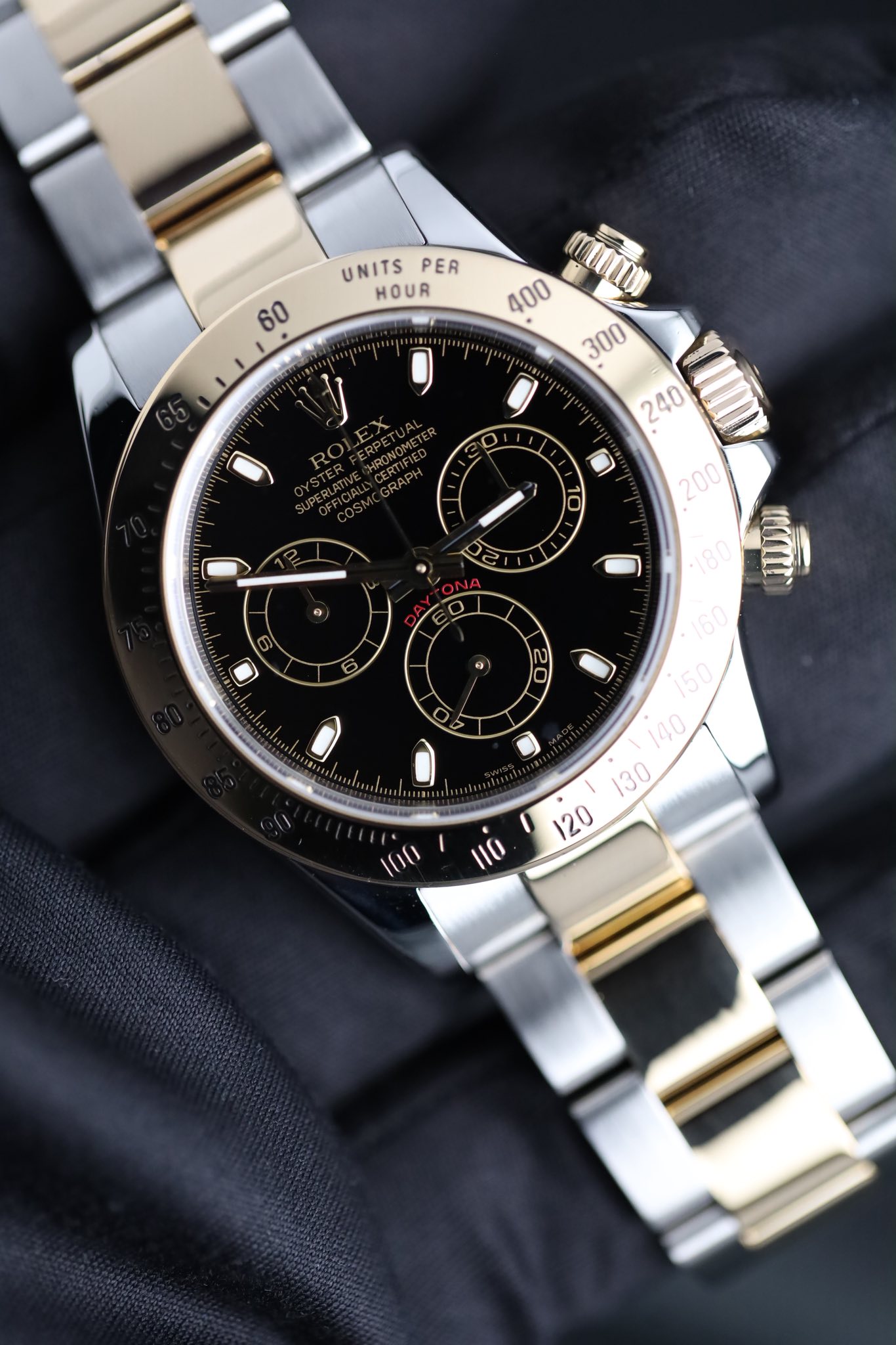May be an image of wrist watch and text that says 'UNITS PER HOUR O ह ॐ า ילוו M'