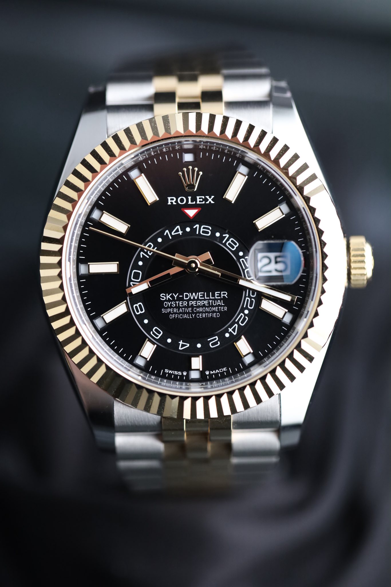 May be an image of wrist watch and text that says 'W ROLEX i 14 16 18 Π2 25 0 SKY-DWELLER SKY DWELLER OYSTER OYSTERPERPETURL ERPERPETUAL ETUAL IERLATS SUPERLATN SUPERLATINECHE…