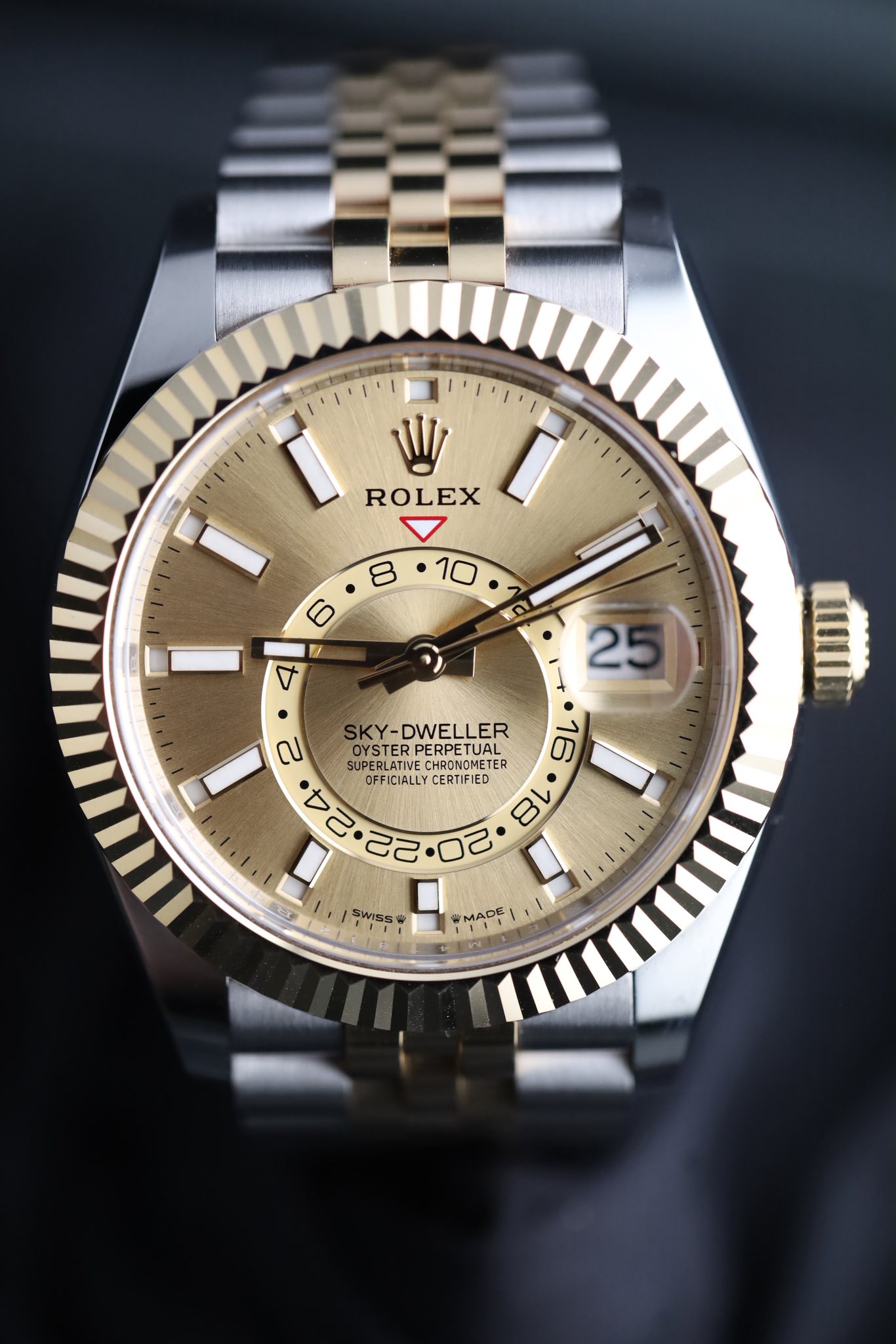 May be an image of wrist watch and text that says 'ROLEX 8 10 6 I 25 2 SKY-DWELLER SKY- OYSTER ppu PERPE PERPETUAL DERDETUAL TUAL SUPER SUPERLATIV SUPERLATIVE CHRONOMETE…