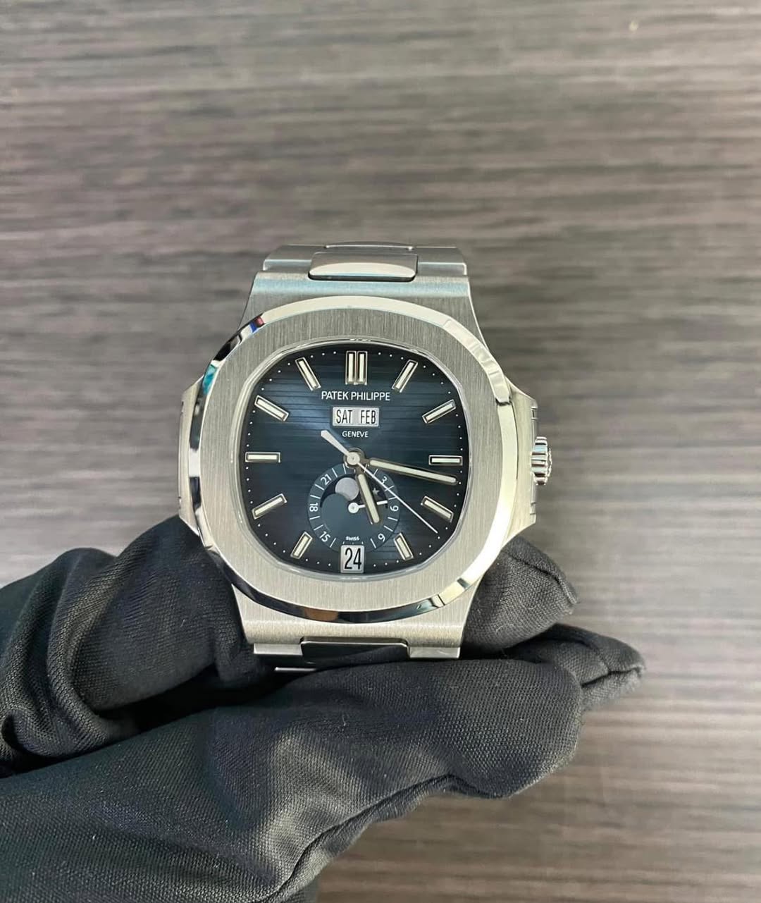 May be an image of wrist watch and text that says 'U PATEK PHIL PHILIPPE SHI GENEVE I 21 ကှတ် ا ١ 땅 ه و ٥ |ি / ا I 15 - Smss M 24 Q و'