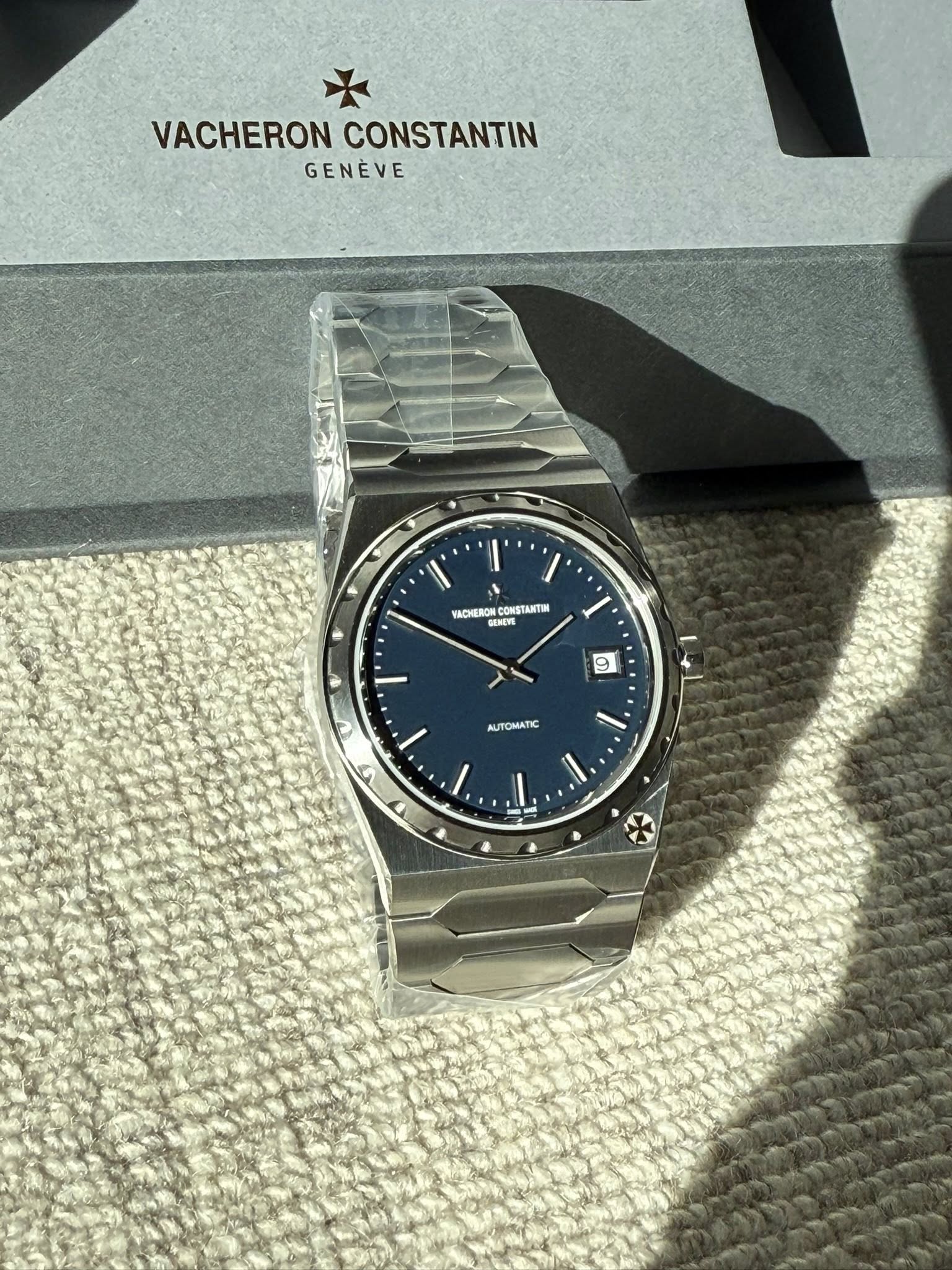May be an image of wrist watch and text that says 'VACHERONCONSTANTIN VACHERON CONSTANTIN GENEVE ADHENON COMETAKTИ R 9 AAOMATK l' ٧ 1 I'