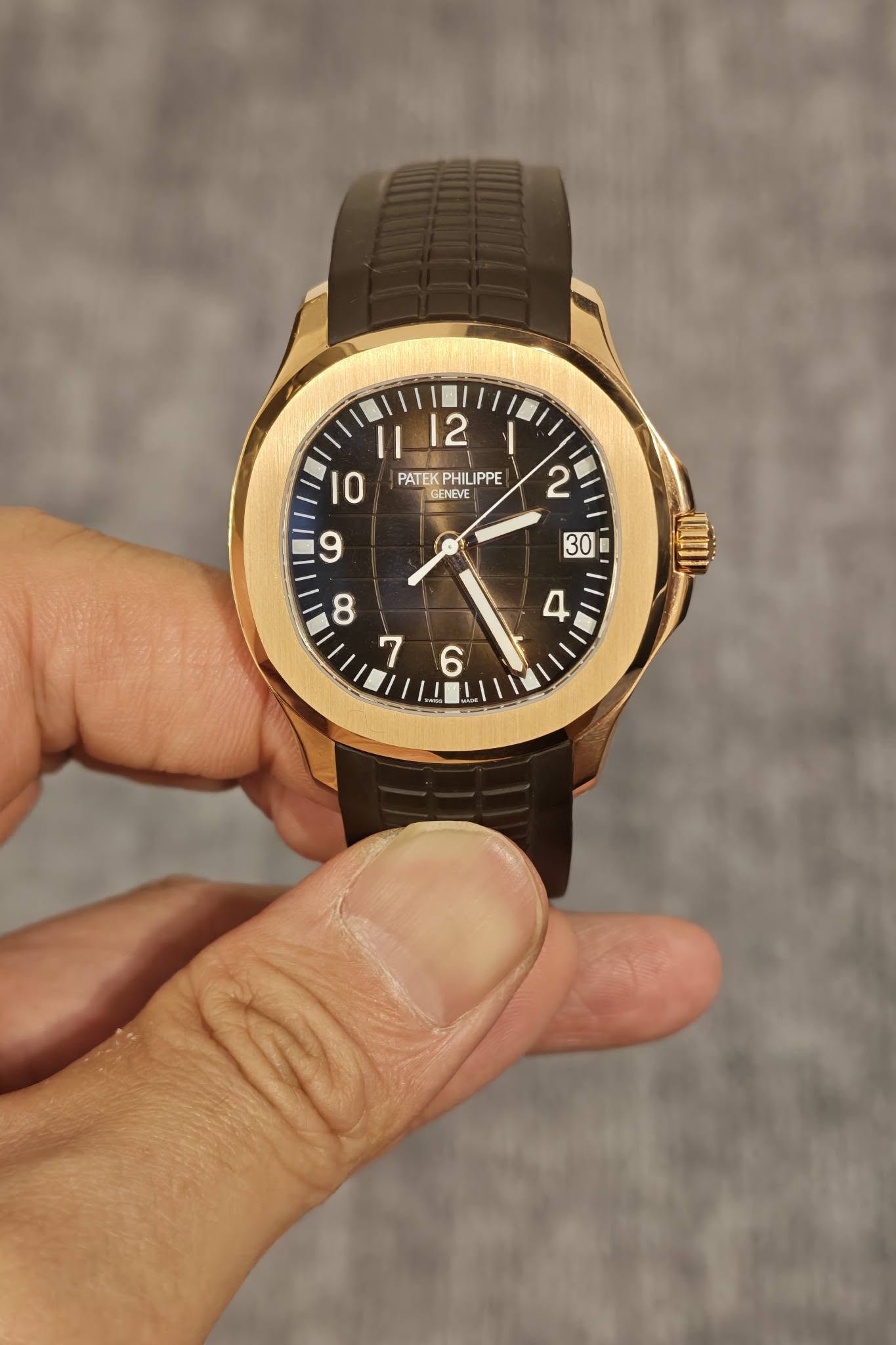May be an image of wrist watch and text that says 'II /12 12 0 PATEK PATEKPHILIPPE PHILI HILIPPE PPE C GENEVE এ 6'