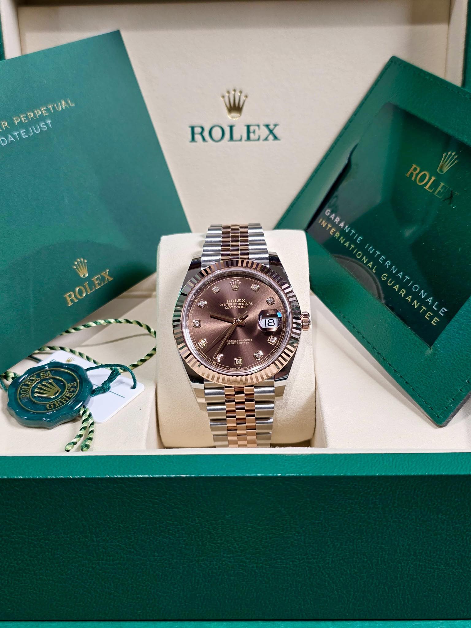 May be an image of wrist watch and text that says 'DATEJUST R PERPETUAL ATEJUST ROLEX 越 ู AAE EL ФTΕ3 INTERNATI GARANTIE GARANTIEINTERNATIONALE IONA iI 피 INTERNATIONALGUARANTEE…