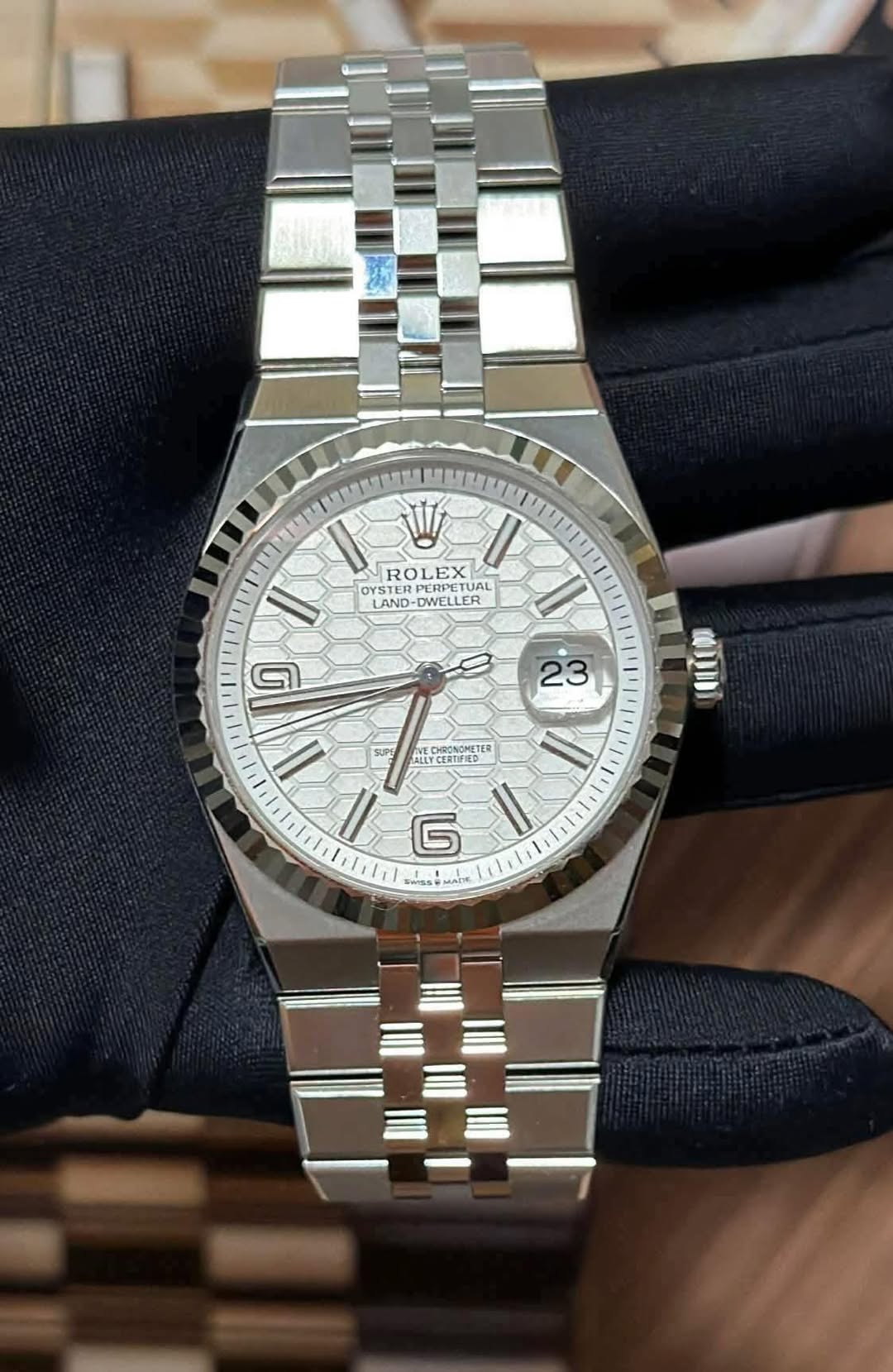 May be an image of wrist watch and text that says 'I ا ROLEX I OYSTER PERPETU PERPLTUAL TUAL LAND- ND-DWEEL DWEL WELLER LER II 23 ர SUPE 中力 II CHRONOMETER YCERTIFIED / פ I SWSSe…