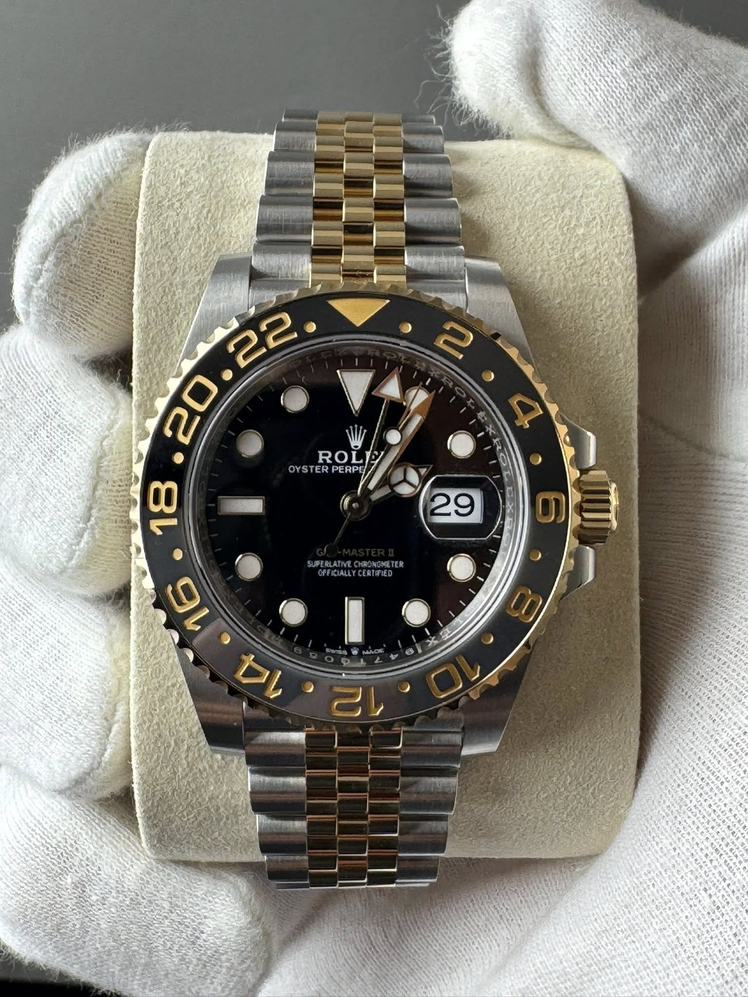 May be an image of wrist watch and text that says '. ROLE ERPERPO PERPE ه 4 OL 29 6 町'