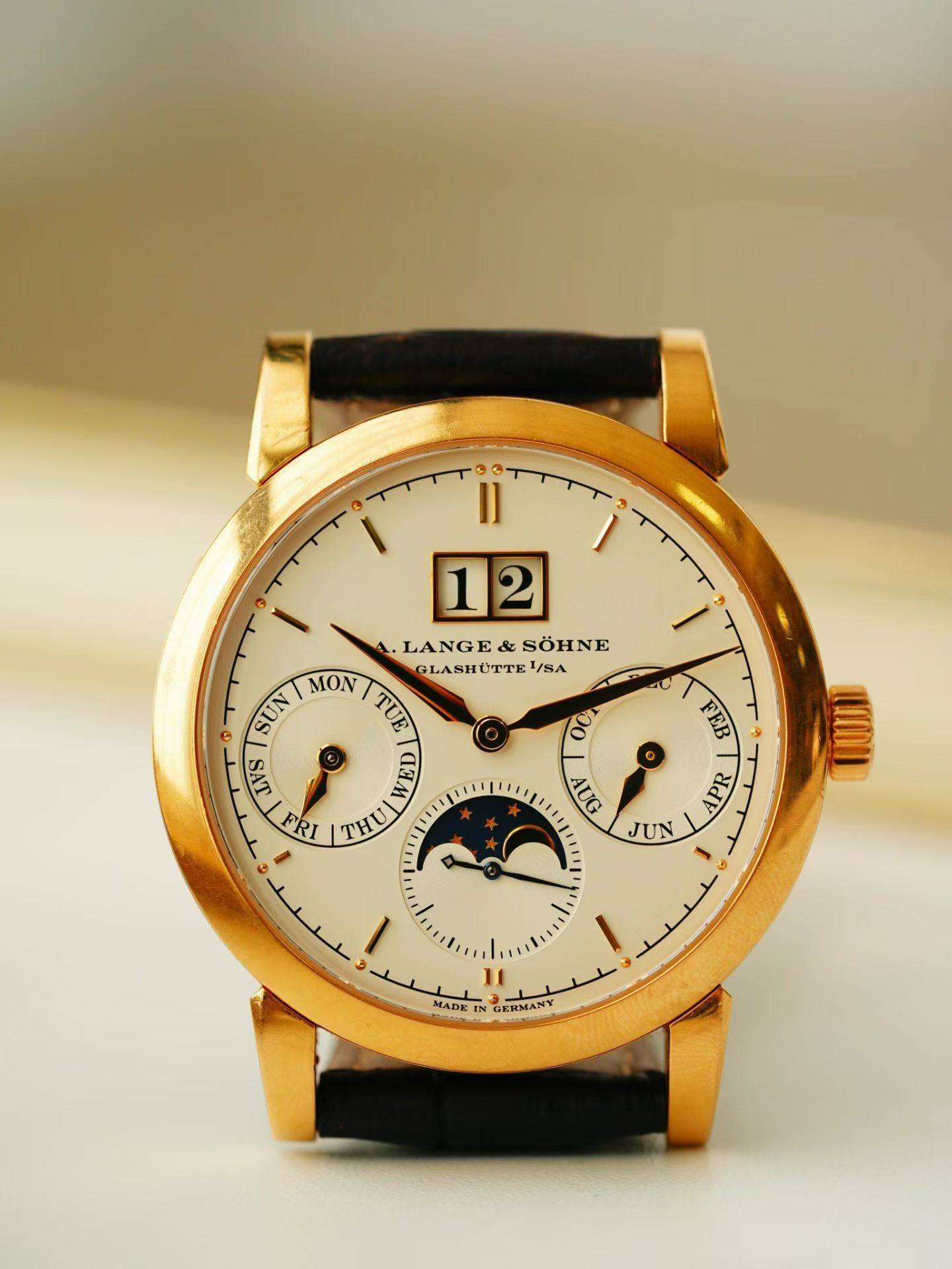 May be an image of wrist watch and text that says 'I 12 1 LANGE LANGE&SÖHNE & SÖHNE GLASHUTTE /SA MON TUE SUN LVS 본 WED PE THU OCT FEB AUG G JUN MADEI 3 ーーゃ GENMANY GENSANT'