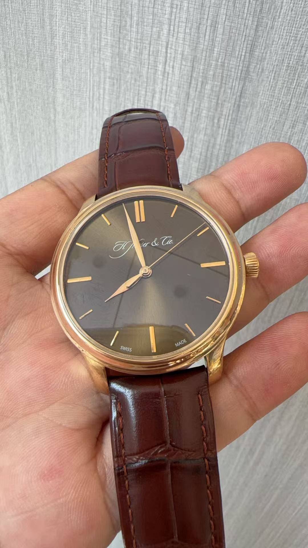 May be an image of wrist watch and text that says '/ Il &Ti መ I SWISS MADE ADE'