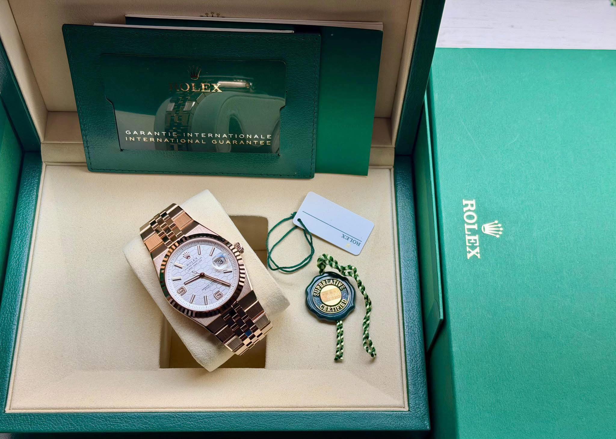 May be an image of wrist watch and text that says 'TAPANTICINTERNATIONALE INTERNATIONALGUARANTTE GARANTIE NTERNAT INTERNATIONALE ONALE INTERNAT NALGUARANTEE 1 S XαToH 1 ே G I I 2…