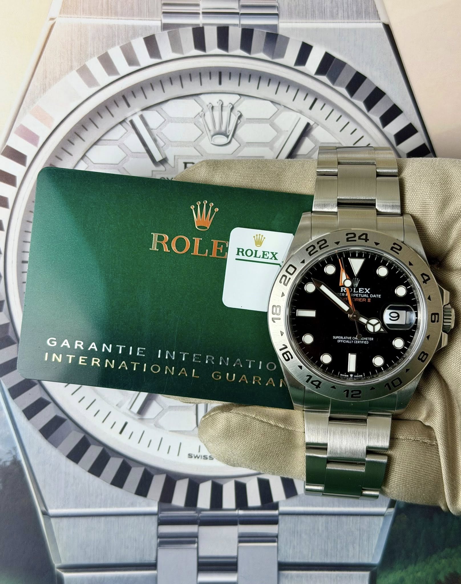 May be an image of wrist watch and text that says 'ROLE ROLEX 20 R E) 18 9 GARANTIE INTERNATION INTERNATIONAL INTERNA JI 9 SWISS'
