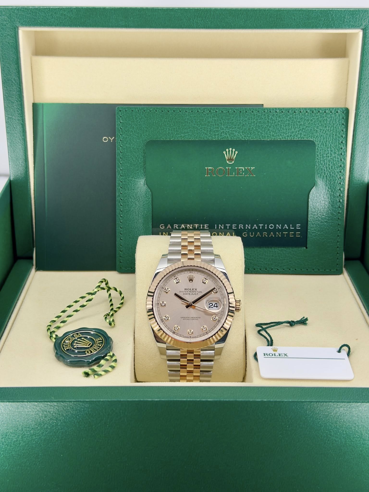May be an image of wrist watch and text that says '۵۵ W ROLEX 2 GA ARANTIE INTERNATIONALE IA GARANTIEINTERNATIONALE ONAI 62 ស្៊ើ 5 as BOLEX SOLEX B 24 3 ซรทาร ποu G 砂 ROLEX ROL'