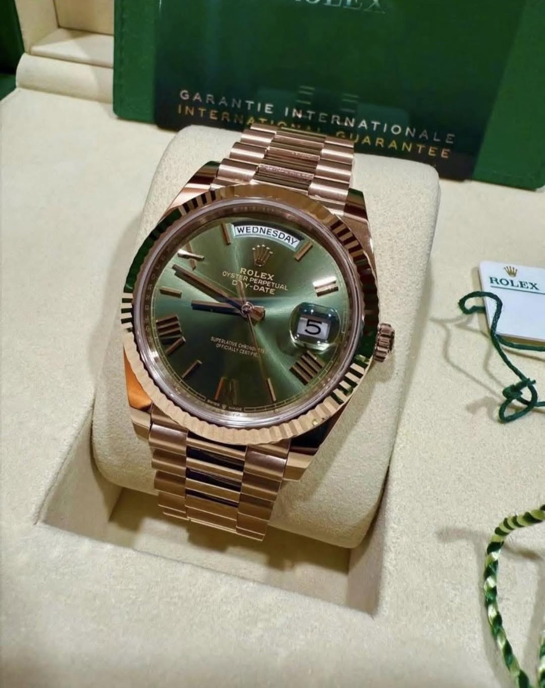 May be an image of wrist watch and text that says 'TIE IEIN E NATION WEDNESDAY ESDAY OYS ROL ROLEX OYgROLEXU ERPET DAY DATE RPE 三 سل II M ROLEX U'