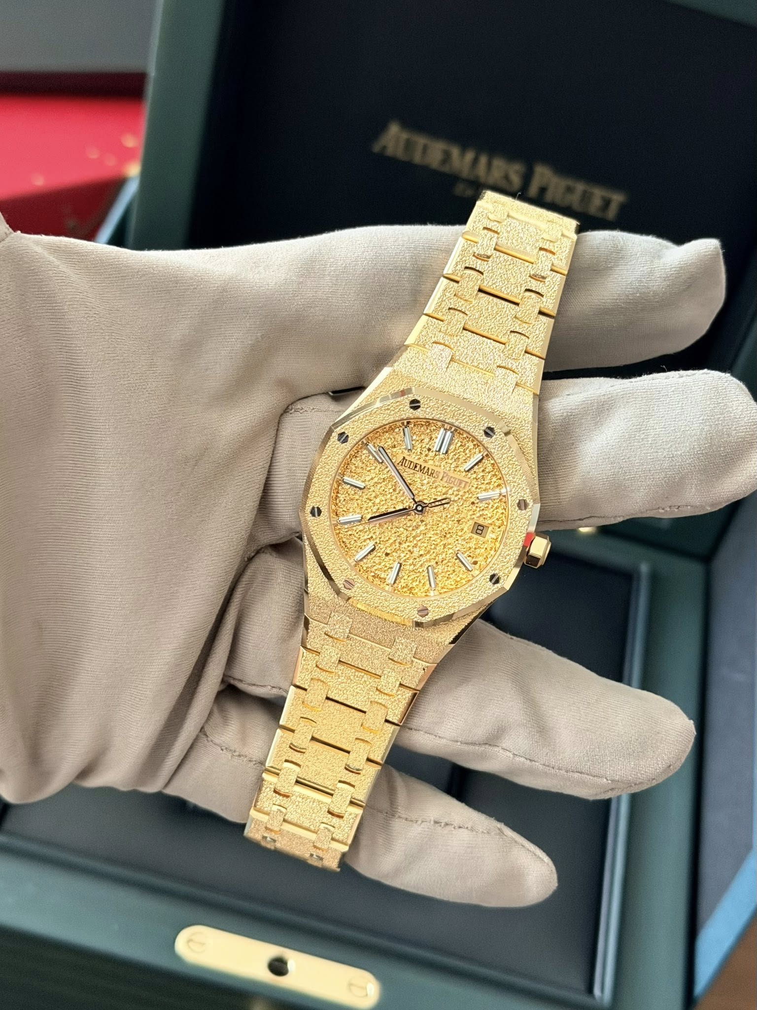 May be an image of wrist watch and text that says 'TEMA'