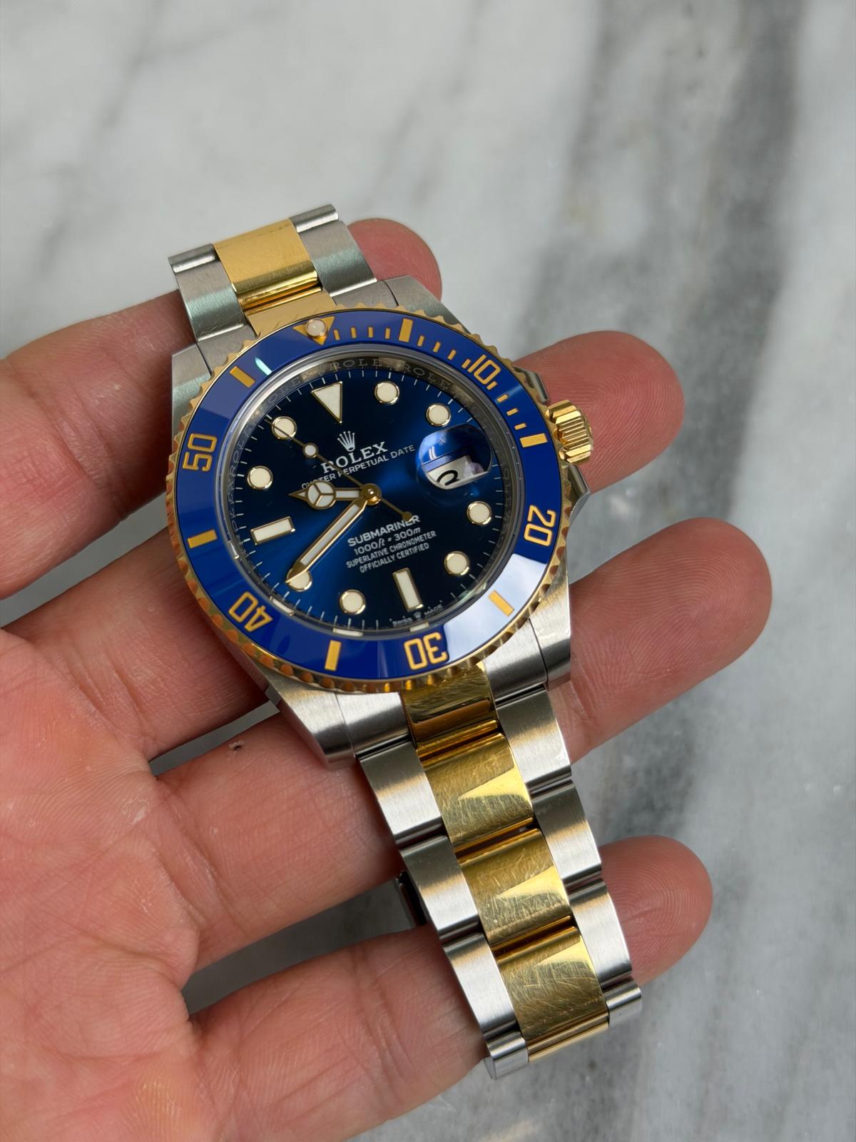 May be an image of wrist watch and text that says '10 50 ROLE I SU UBMARINER JBMAR OZ 40 A 人 DE'