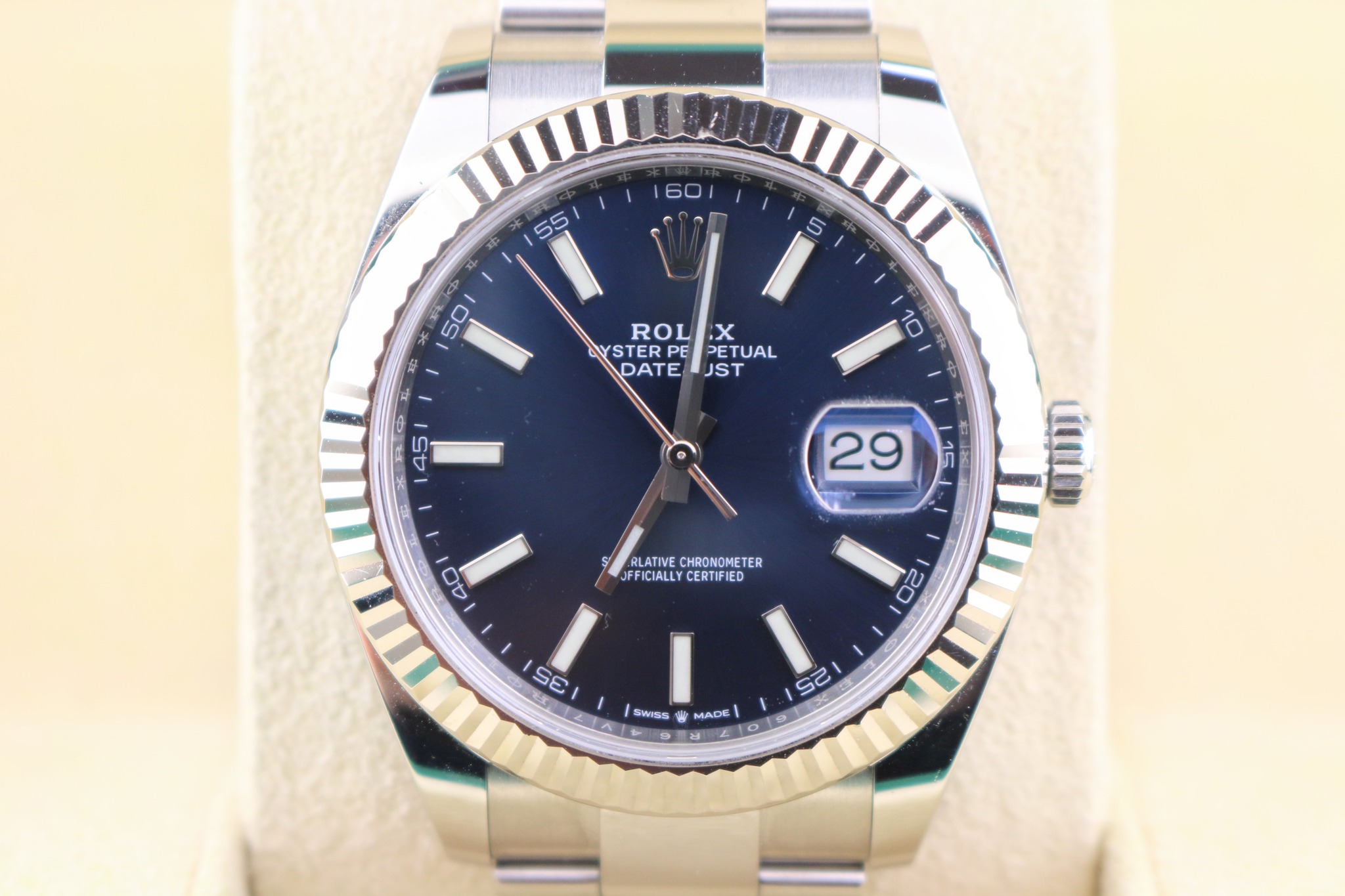 May be an image of wrist watch and text that says ' 草 ROL STERPTUAL .X YSTER PE PETUAL DATE JST ALATIVE CHRONOMETER ALATIVECHRONOMETER TER FICIALLY CERTIFIED únaies 20 S6 0 SWISS…