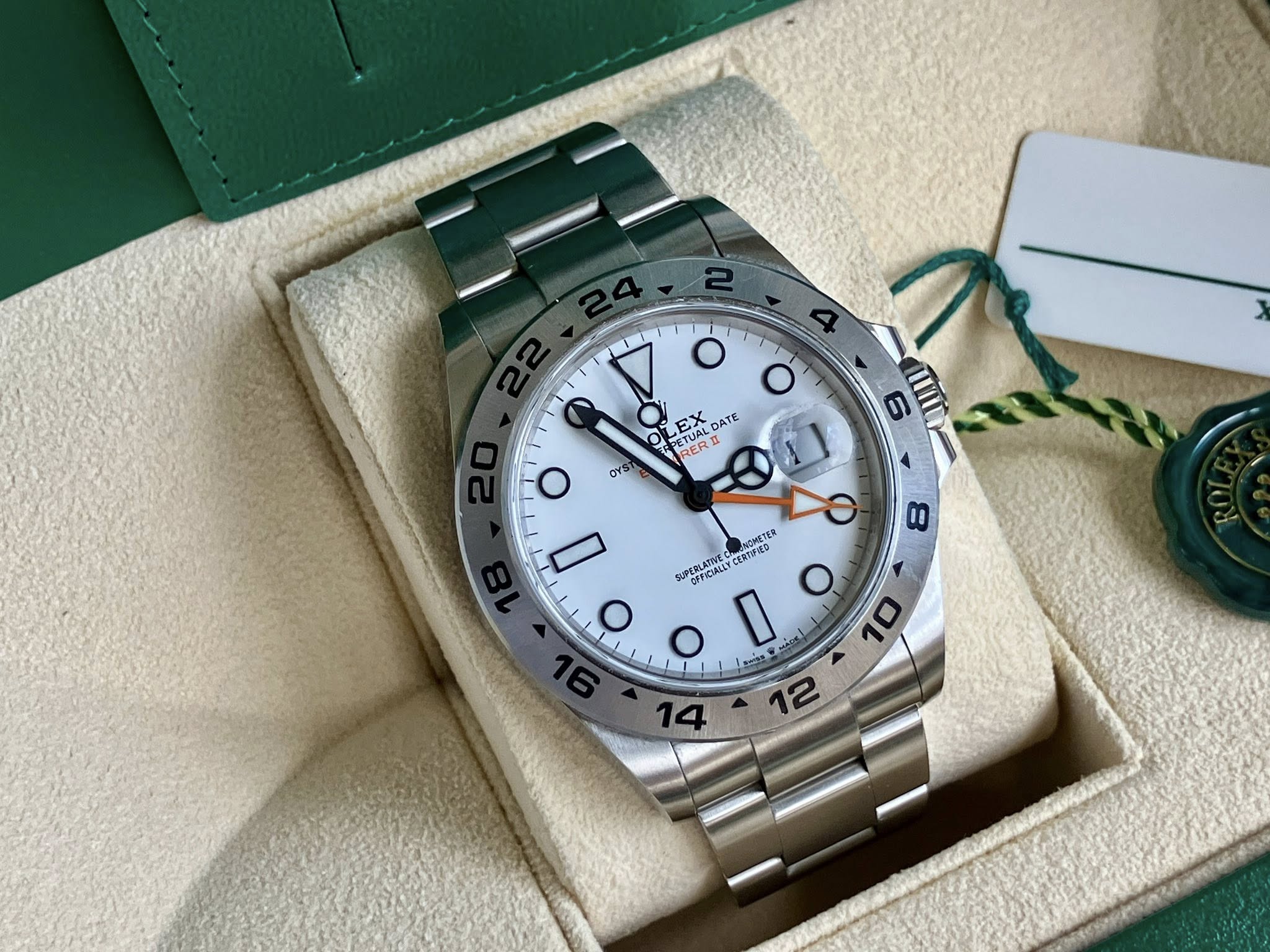 May be an image of wrist watch and text that says 'O O 4 O EX DATE ι 9 RPET PETUAL mиλ RERT RER OYS O 6 mIU 8 ρ SUPERLATIVE OFFCIALLY cTpooHeTee CERTIRES" I O O o OHFICIALLY 10 Ει'