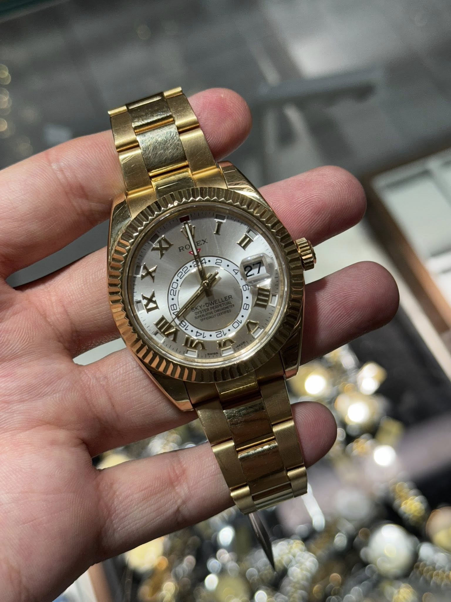 May be an image of wrist watch and text that says '4 nUи Ii ج JOUL IX 8 8 E प 16 10 4 ወረ ٧ 己い د'
