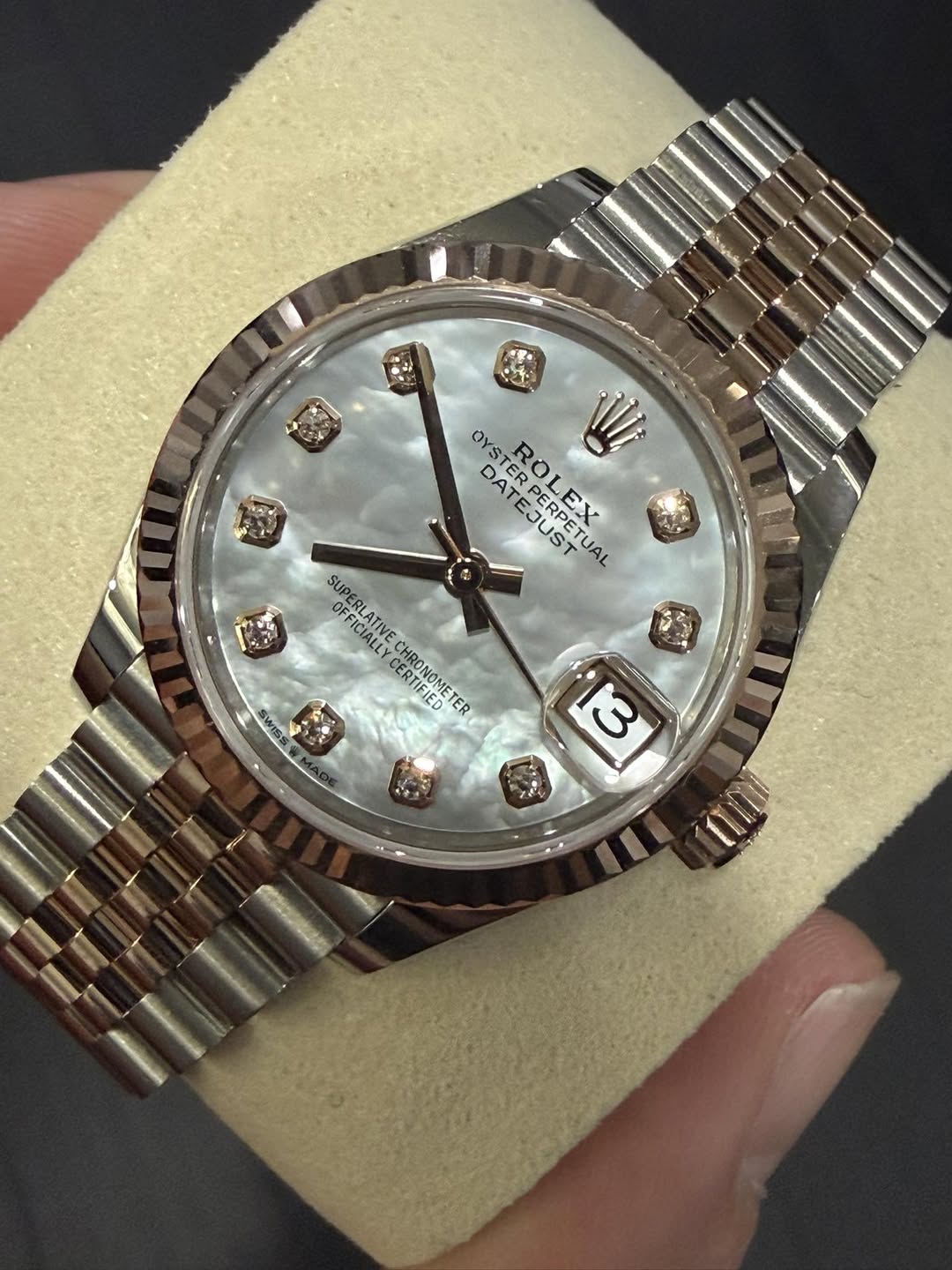 May be an image of wrist watch and text that says '社 OYSTER OYS Ii DATEJUST DAT ER ROLEX ERPERPETUAL EJ EJUST PERPETUAL LEX PERPETU ERPET RPEY SUPERLATINVECHRONOMETER OFLATI SUPE…