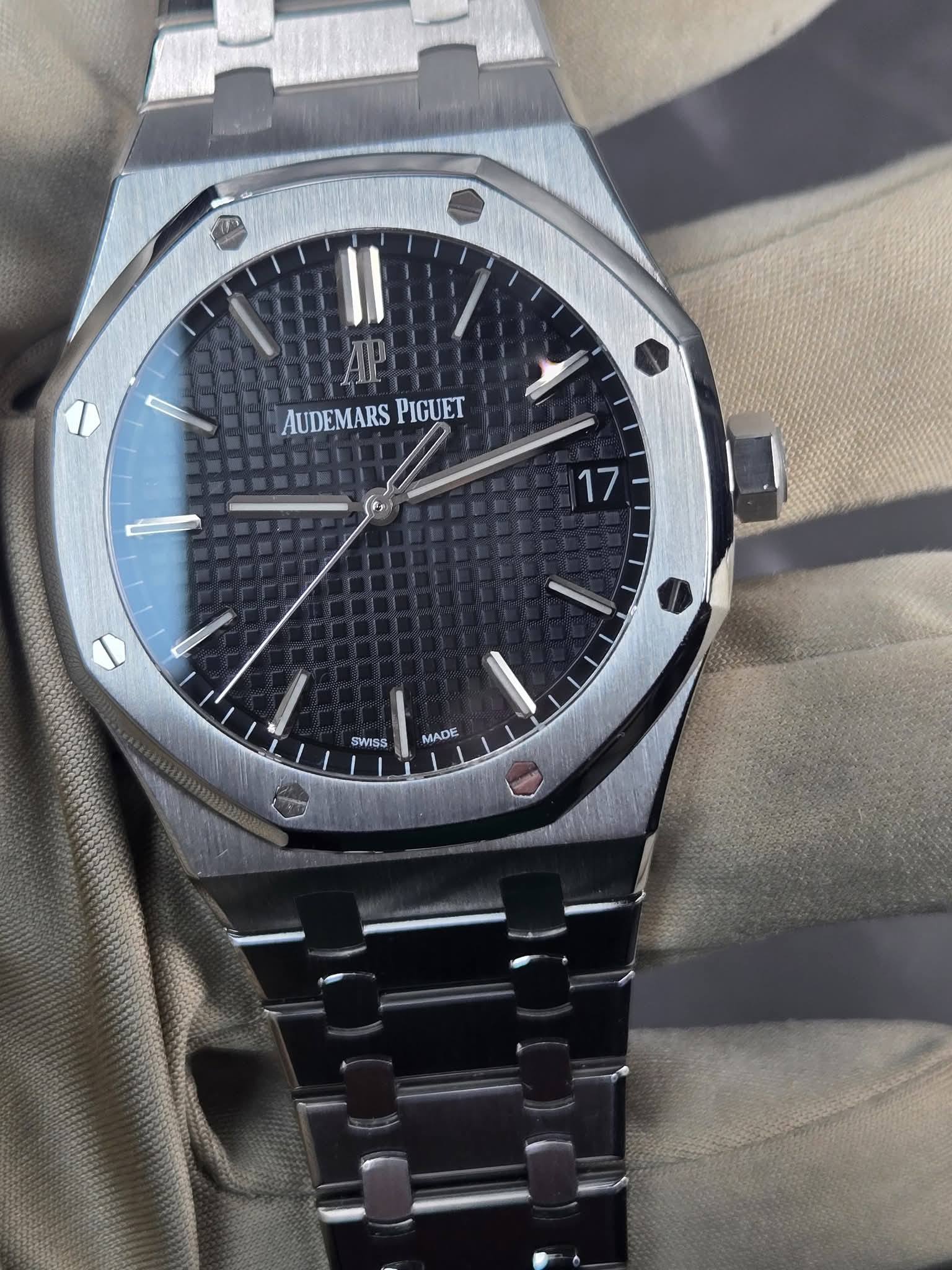 May be an image of wrist watch and text that says 'AUDEMARS AUDEMARSPIGUET PIGUET 17 SWISS MADE'