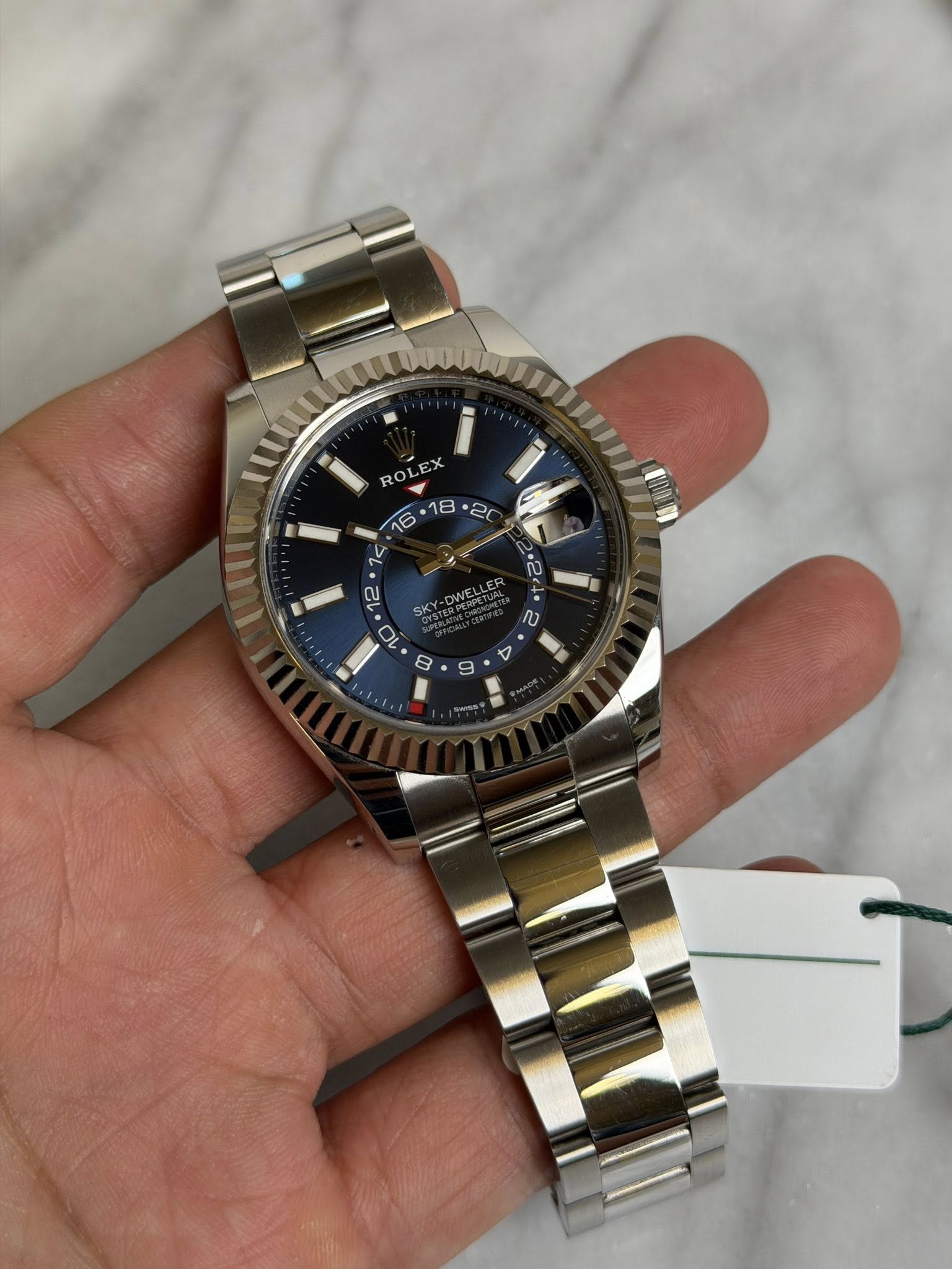 May be an image of wrist watch and text that says 'i R ROLE 16 18 VA 12 Oi 8 ف SK ល 9'