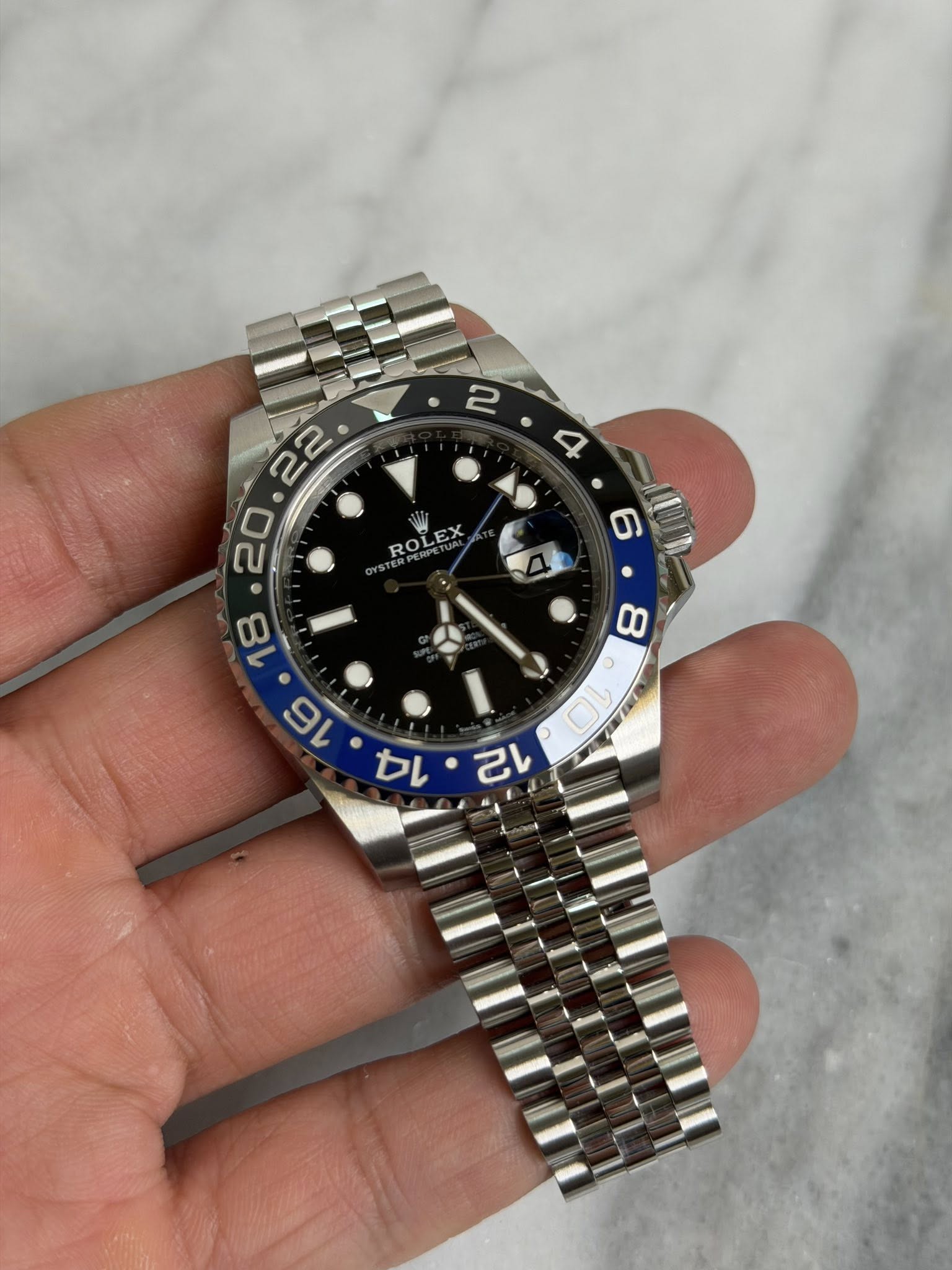 May be an image of wrist watch and text that says 'ROLEX ROL רס 己 2 00'