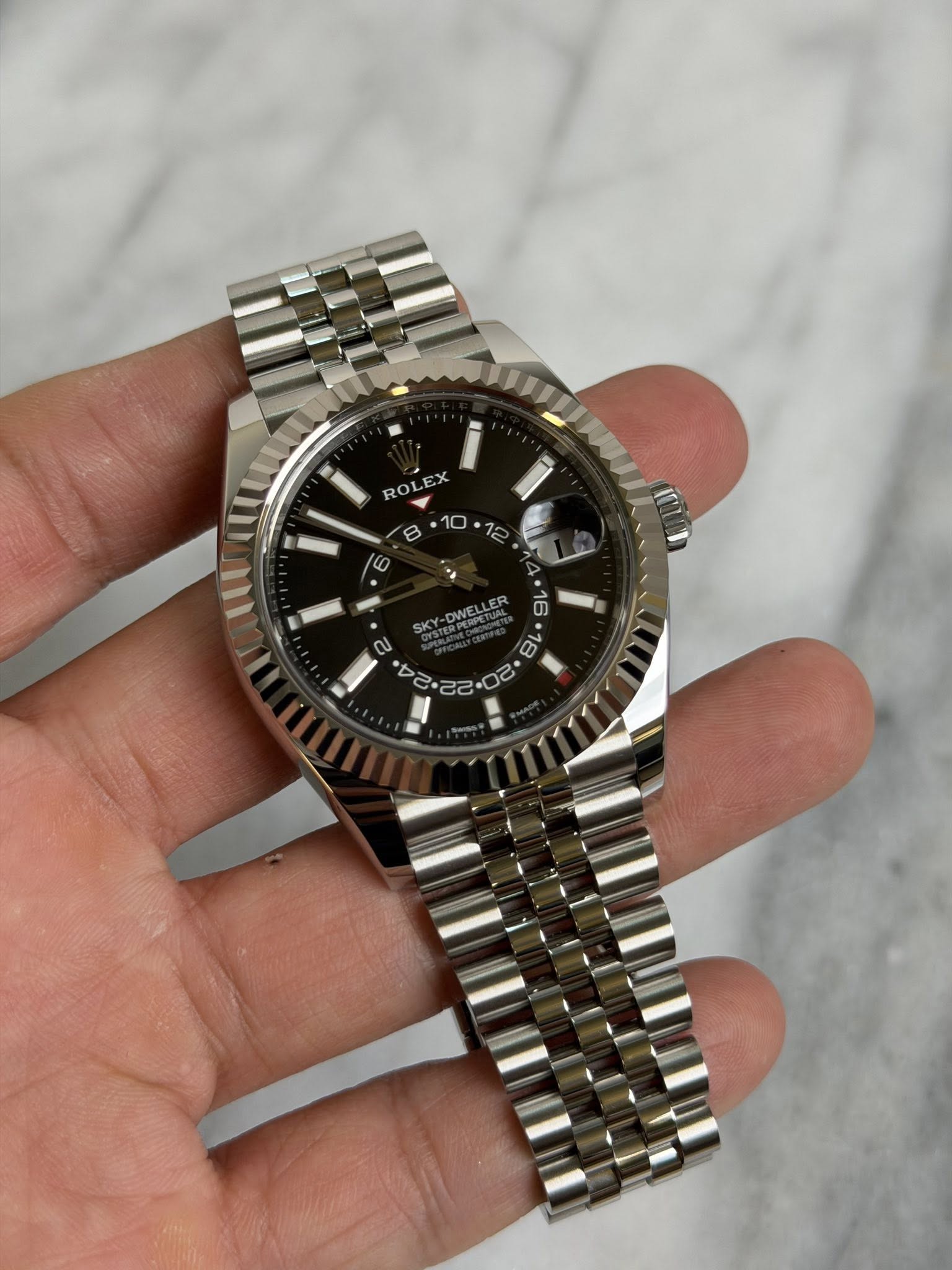 May be an image of wrist watch and text that says '8 6 HU 16 a 18 L0 サ己 በን יססיללימס- i'