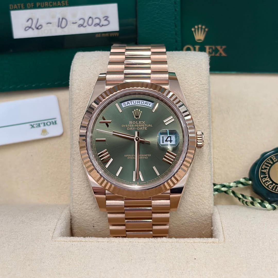 May be an image of wrist watch and text that says ' I0 -2023 26- SATURDAY DAY SATU X MILOR ርይ OH 4 ROLEX Urs YSTERFCR TERFRFCTUA ロ W សល ENHETE 初 A 4 IIII / Tade'