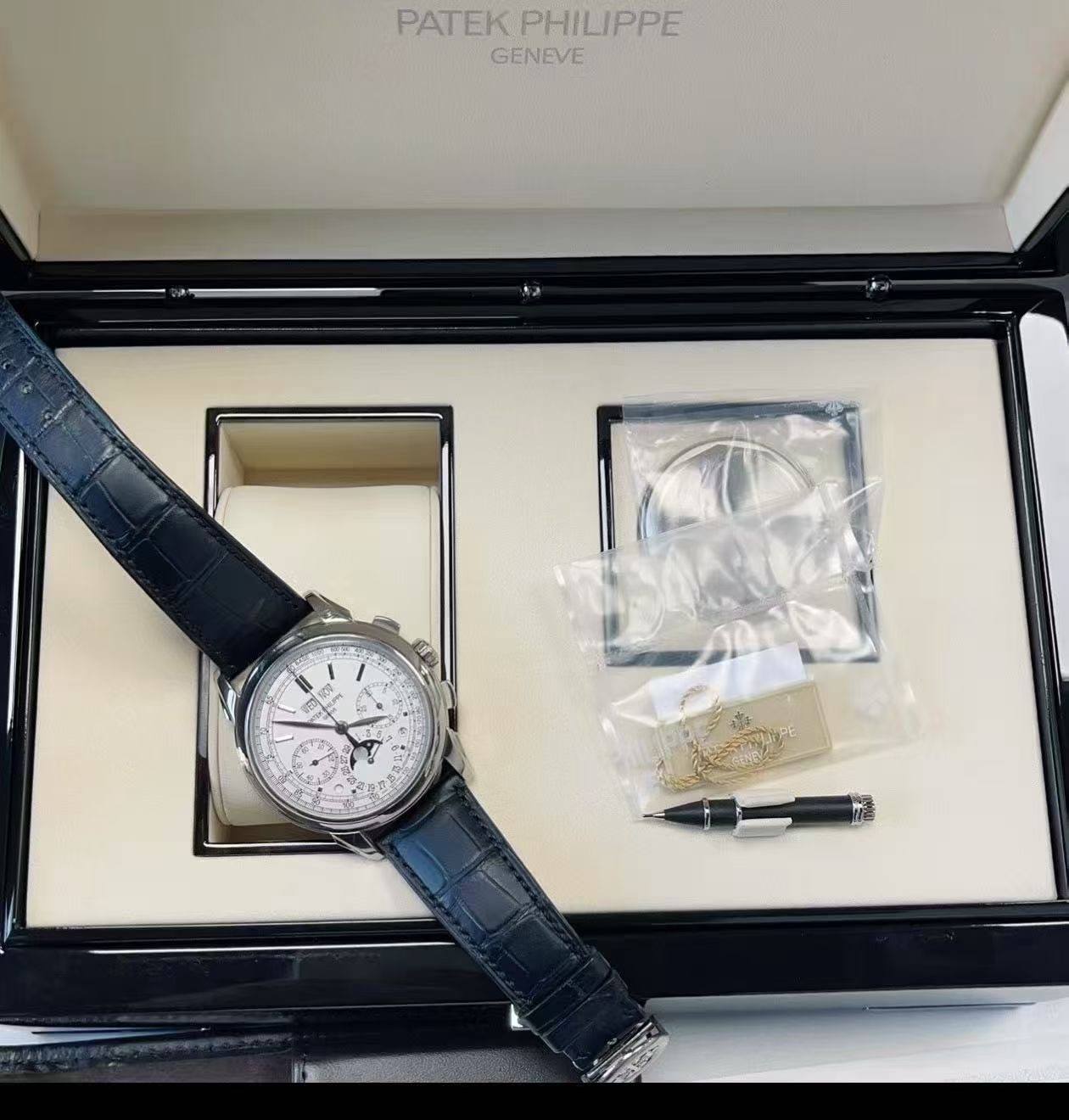 May be an image of wrist watch and text that says 'PATEK PHILIPPE GENEVE - 森'