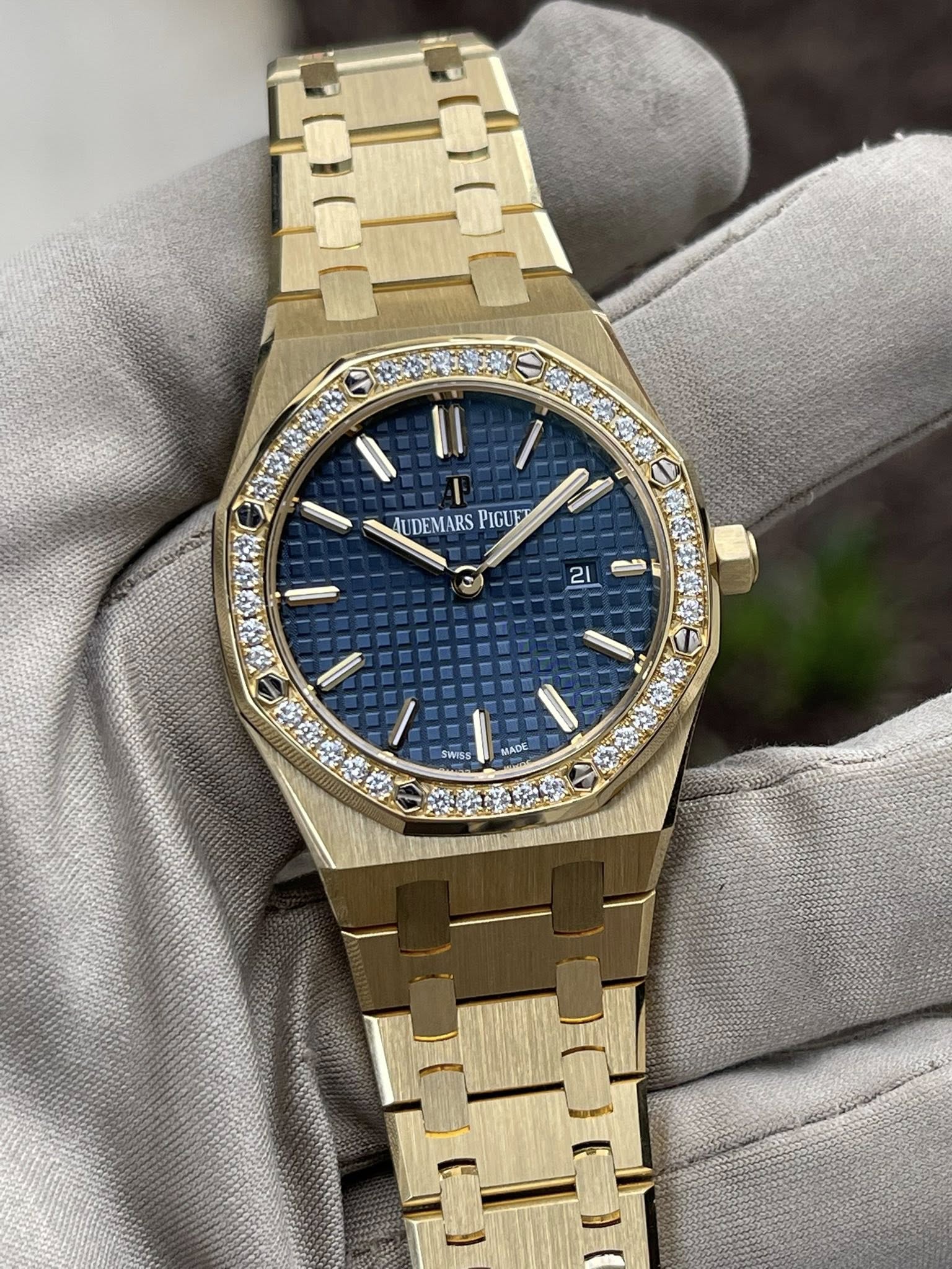 May be an image of wrist watch and text that says 'UDEMARS PIGU UDEMARSPIGUE ០ 1 21 勝 香小 SWISS MAIDE'