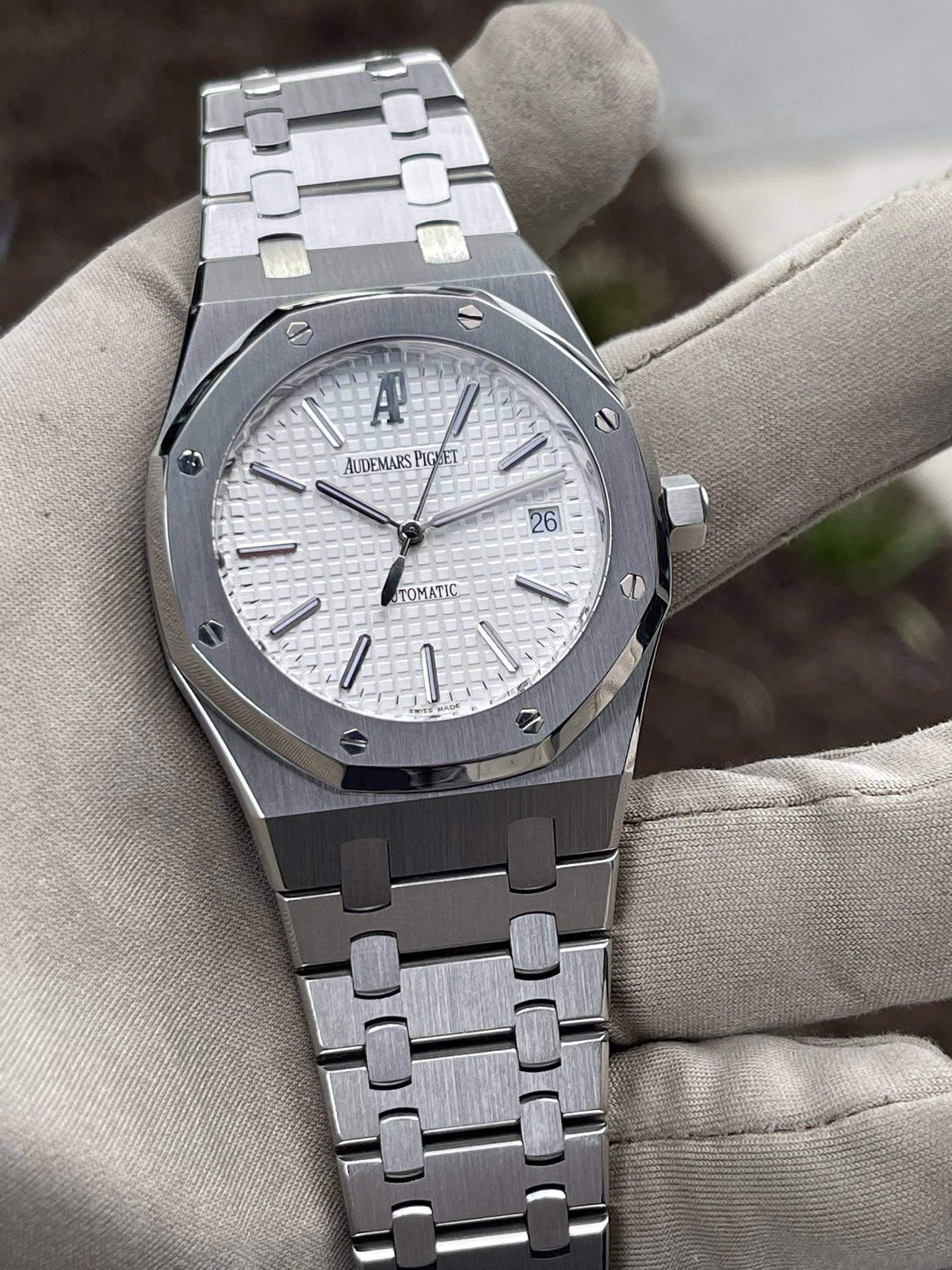 May be an image of wrist watch and text that says 'A ف AUDEMARS AUDEMARSPIGUET PIGUET 26 T TOMATIC ='