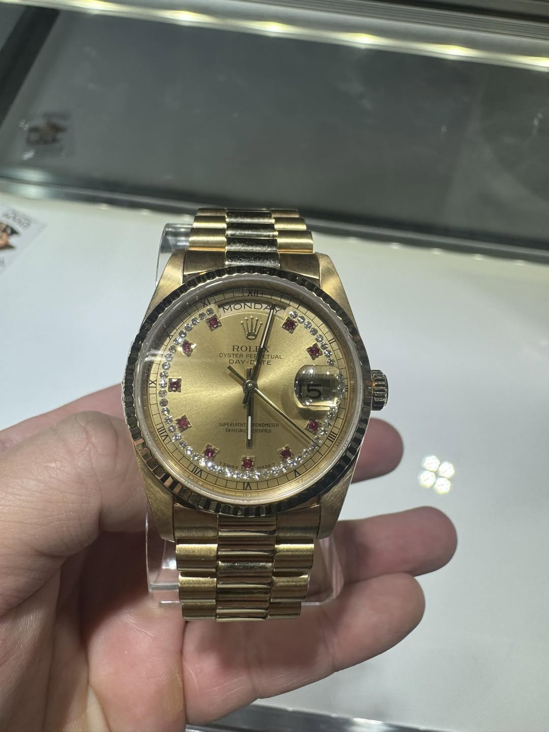 May be an image of wrist watch and text that says 'お MONDA 亚 1OT. DYG ETUAL 4 |'