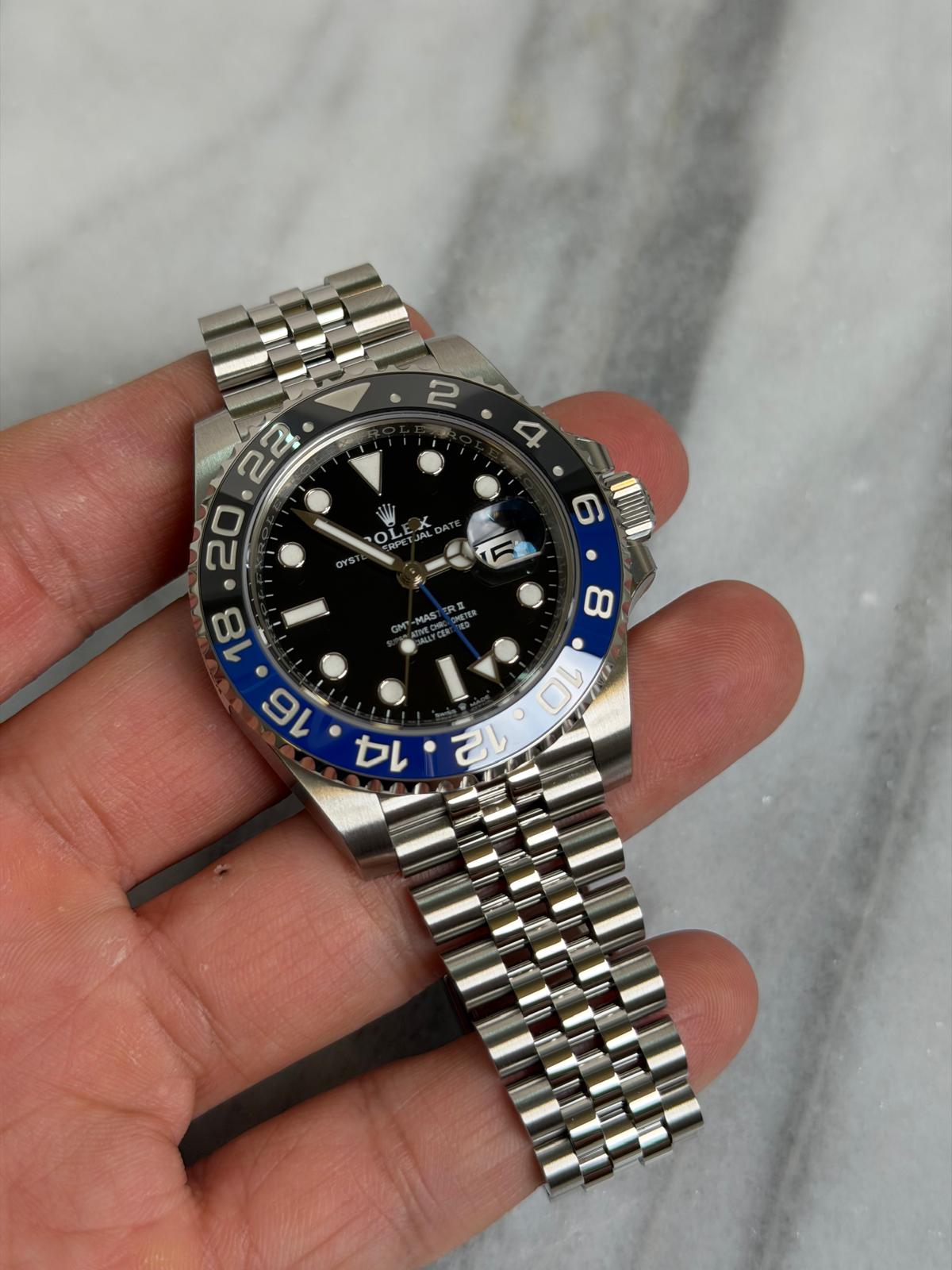 May be an image of wrist watch and text that says 'OL 22 2 ے ÷ 20 18 16 MAS 10 टा'