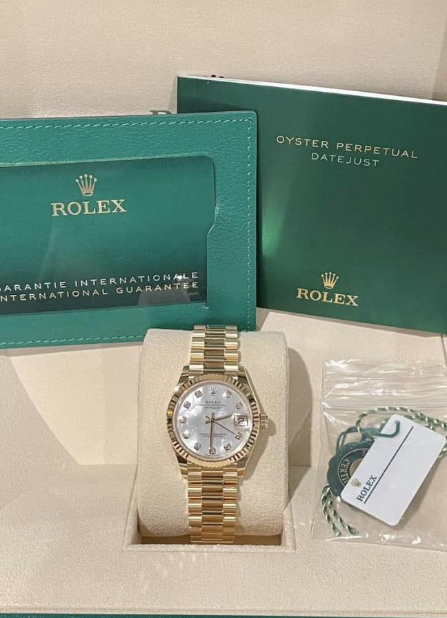 May be an image of wrist watch and text that says 'OYSTER DATEJUST OYSTERPERPETUAL PERPETUAL ROLEX INTERNATIONALE NTERNATIONALGUARANTE ARANTIE TERNATIONAL GUARANTEE ROLEX ရညသီပာ 2…