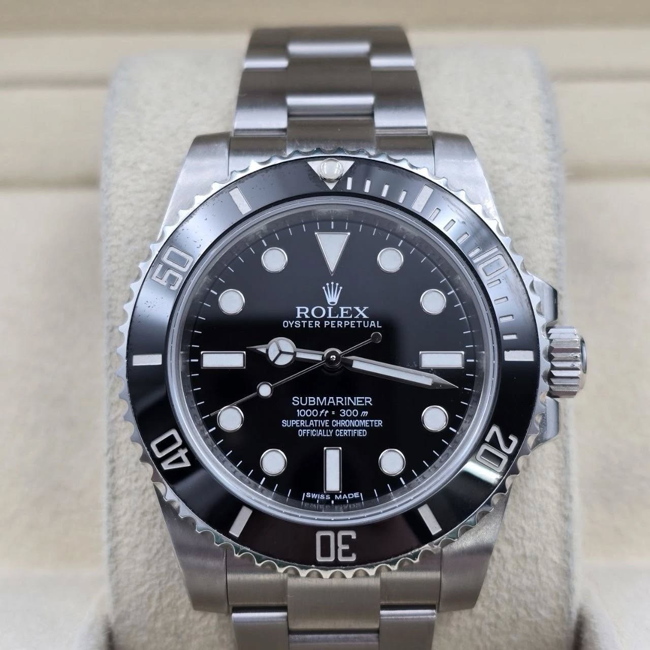 May be an image of wrist watch and text that says 'กท 10 ROLEX OYSTER PERPET OYSTERPERPETUAL UAL SU SUBMARINER 1000ft 300M SUPERLATIVE 1000ft PPOLATIG CHRONOMETER peST S5n…