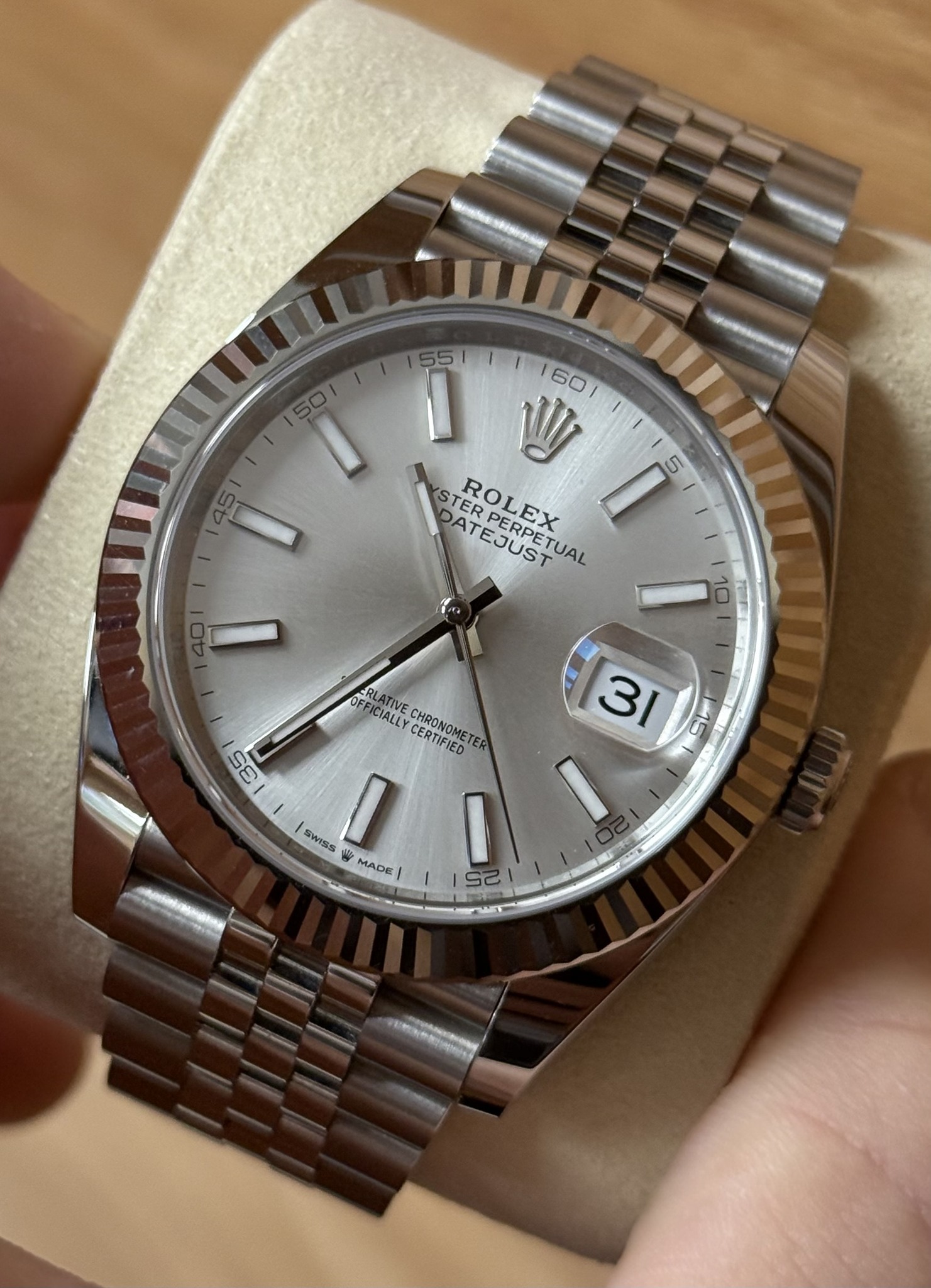 May be an image of wrist watch and text that says '501 5 60 V STER STERPERPETUAL AT TEJUST PERPETUAL DATEJUSTUAL ROLEXTUA ROLEX ١ 10 TOOA OFFICIALLY FRLARVE RLATIVE CERTIFIED…