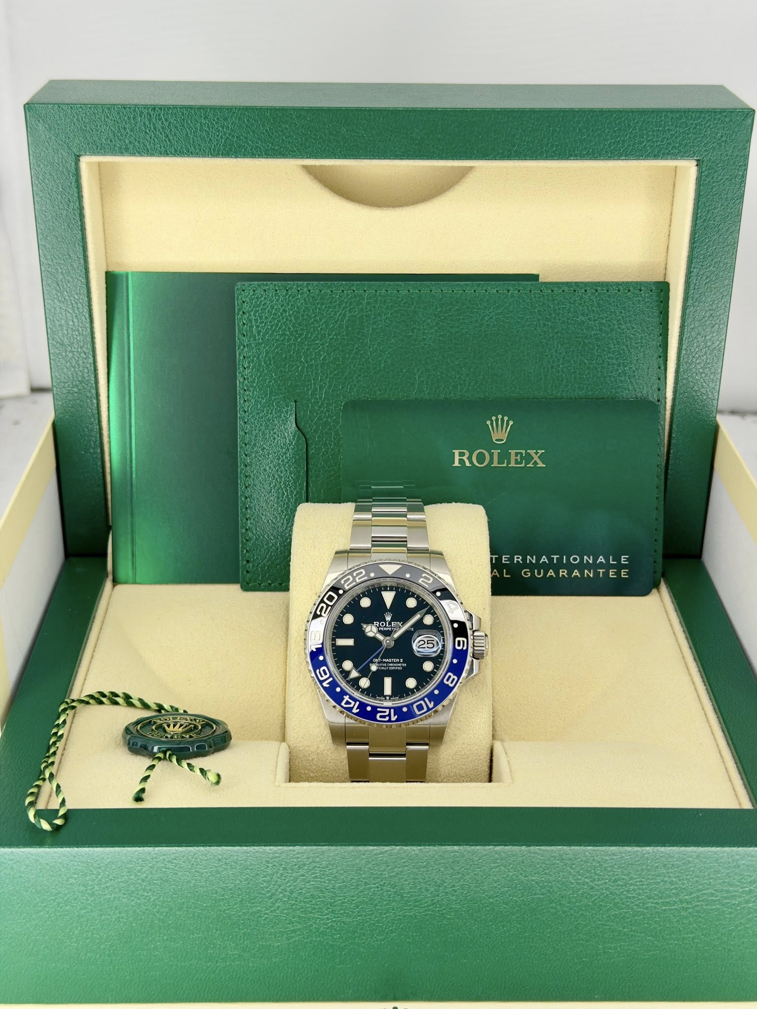 May be an image of wrist watch and text that says 'ROLEX อ 22. 20 ERNATIONALE GUARANTEE 2 ጋርች LE S M 25 ้า NA O 6 ល 16 E 00 & 14 •1 12 OL ス ا'