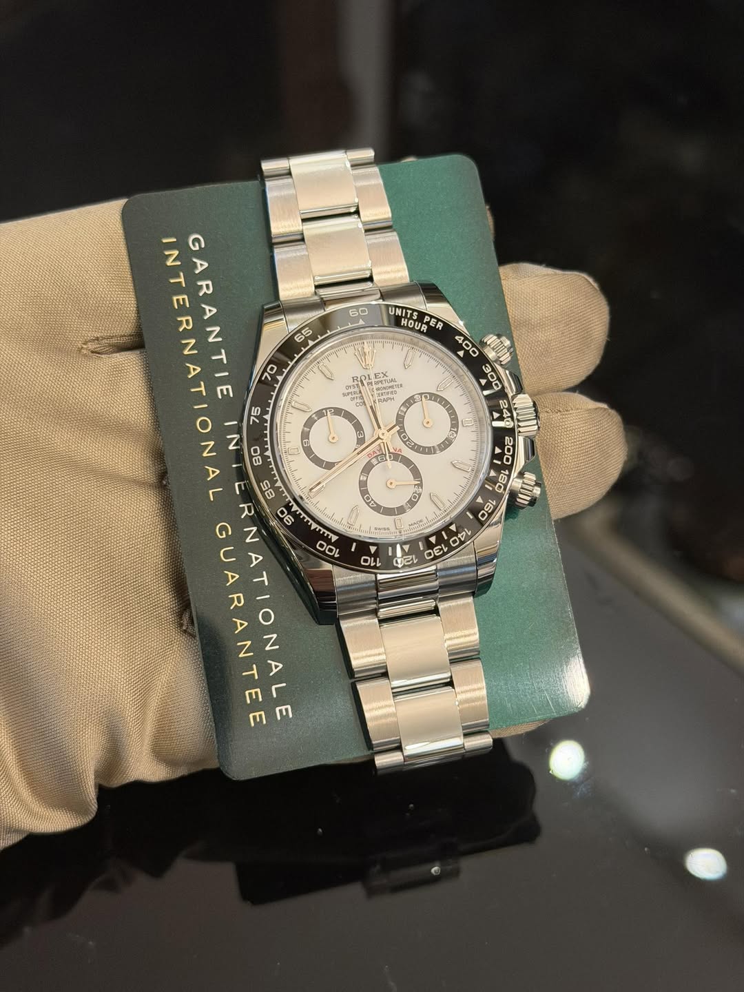May be an image of wrist watch and text that says '60 S コ0 UNITS HOUR ER 電国 አ ロセ අපෑ DE INTERNATIONAL GARANTIE O< or 60 SL 3 08 GUARANTEE 06 ERNATIONALE S8 100 or Q 110'