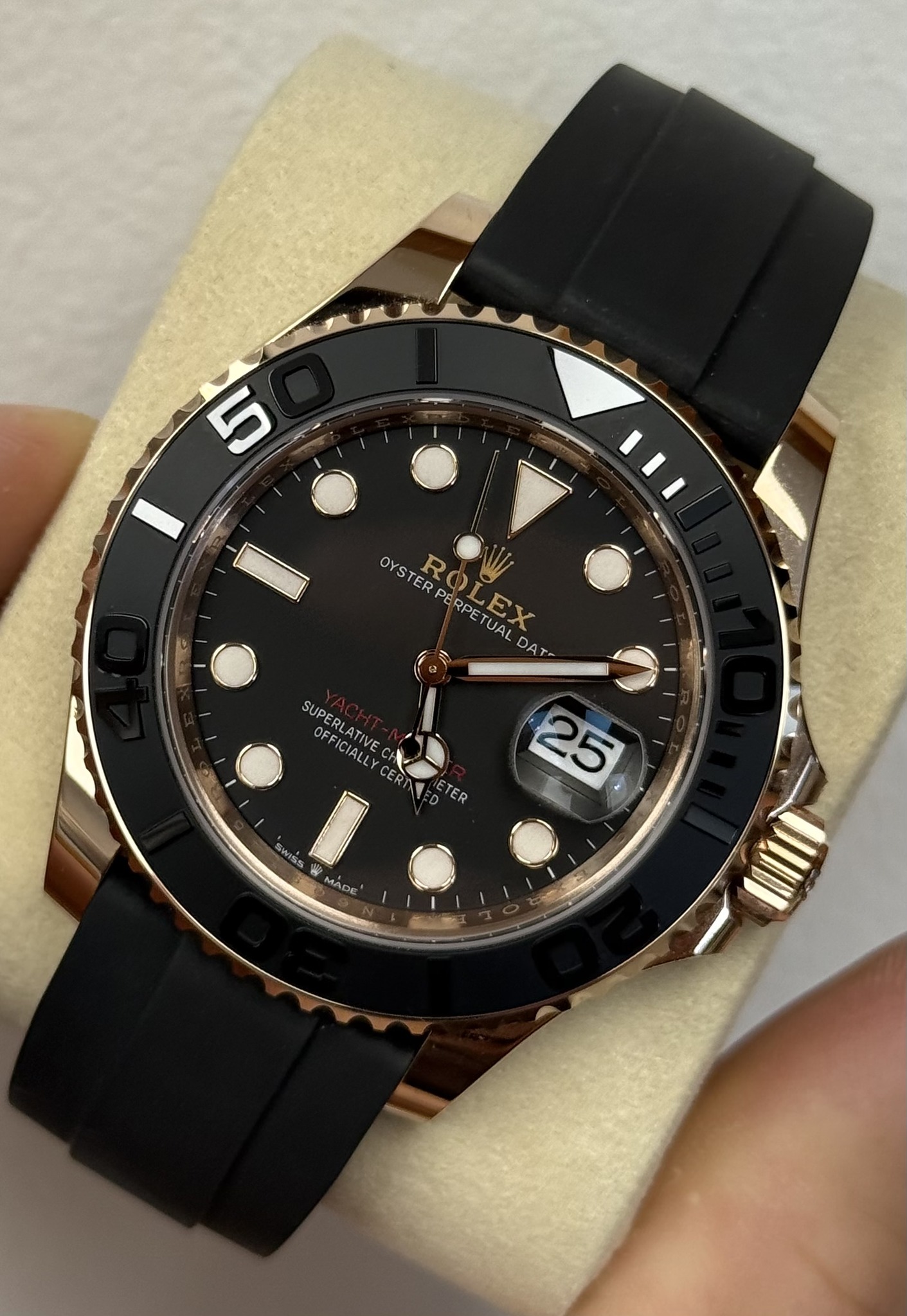 May be an image of wrist watch and text that says '5 OYSTER ROLEX OYSTERPERPETUALDAT Pp ROJ PERPETU/ EX UAL DAT- SUPERI DESIATIVE OFFICIALLY SUPERLATIVE ATIVE 25 SWIss SS I MAC CER…