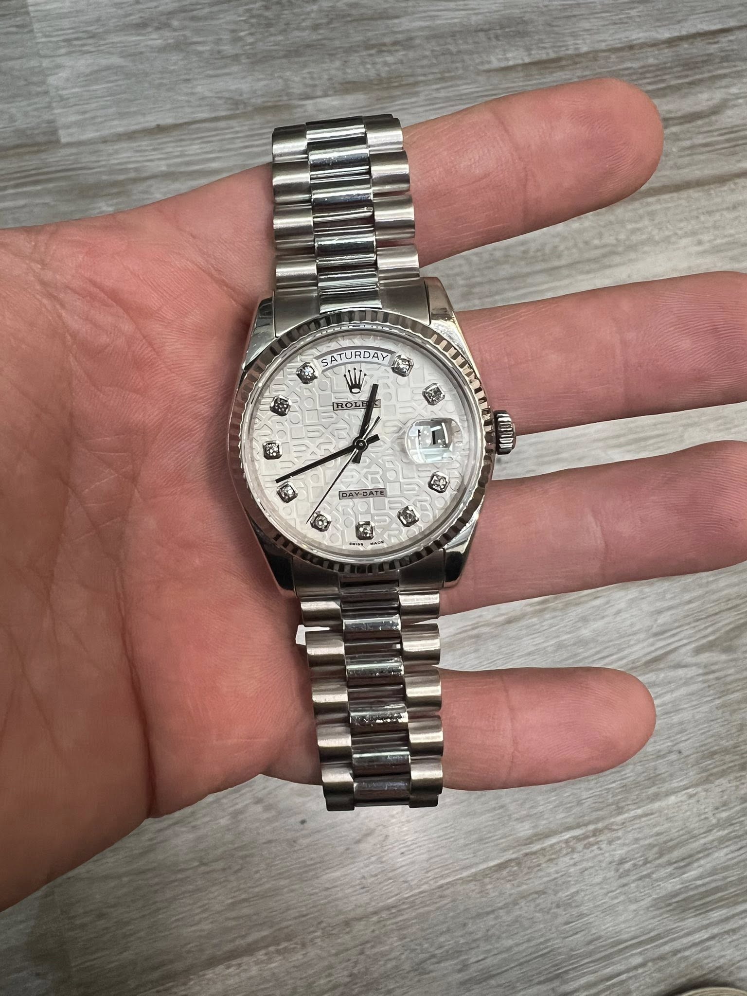 May be an image of wrist watch and text that says 'SATURDAY AY SATU DAY ROLE N 6 สกาว BAY-BATH S st S'