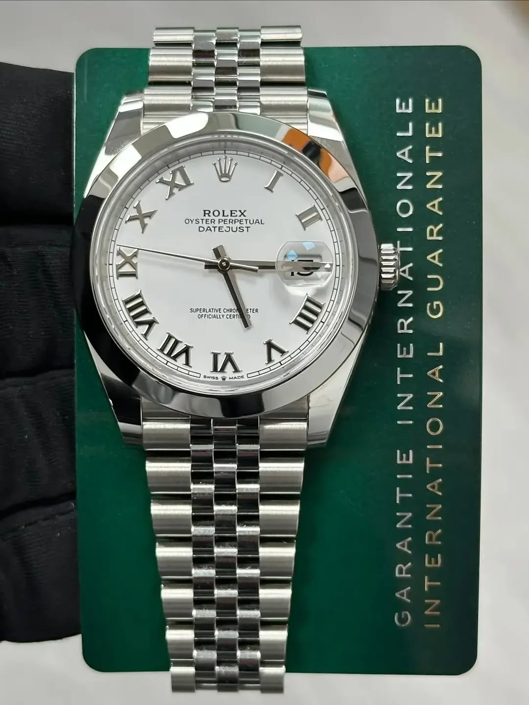 May be an image of wrist watch and text that says 'I XI W X OYSTER SHPLTU UAL ROLEX DATEJUST IX VII SUPERLATIVE BEEICIAE CHRON FFICIALLY yn L MADE ۸ SWYSs LTER 1S TERNATIONALE…